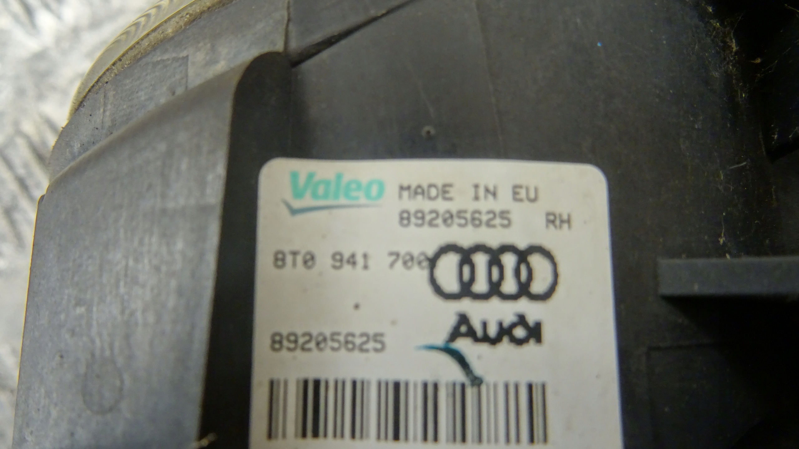 Reflektor przeciwmglowy Audi OE 8T0 941 700