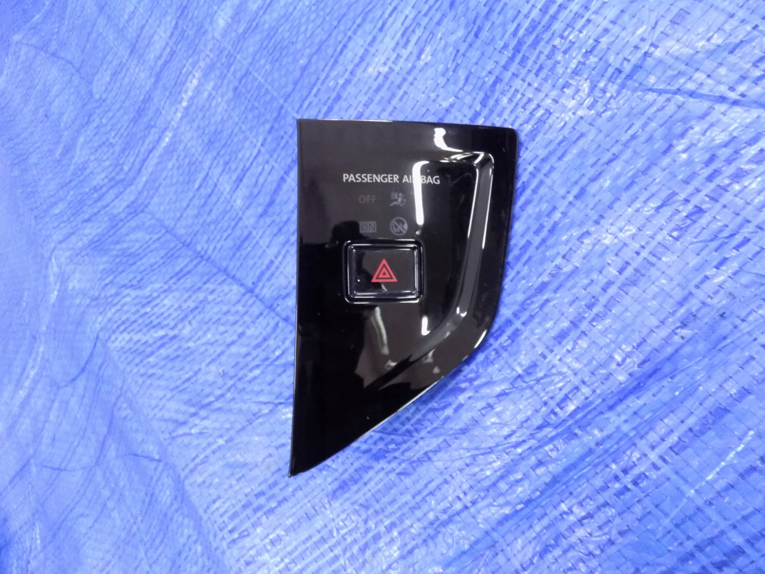 switch of warning lights PANEL VW POLO 2G 1,0B 17