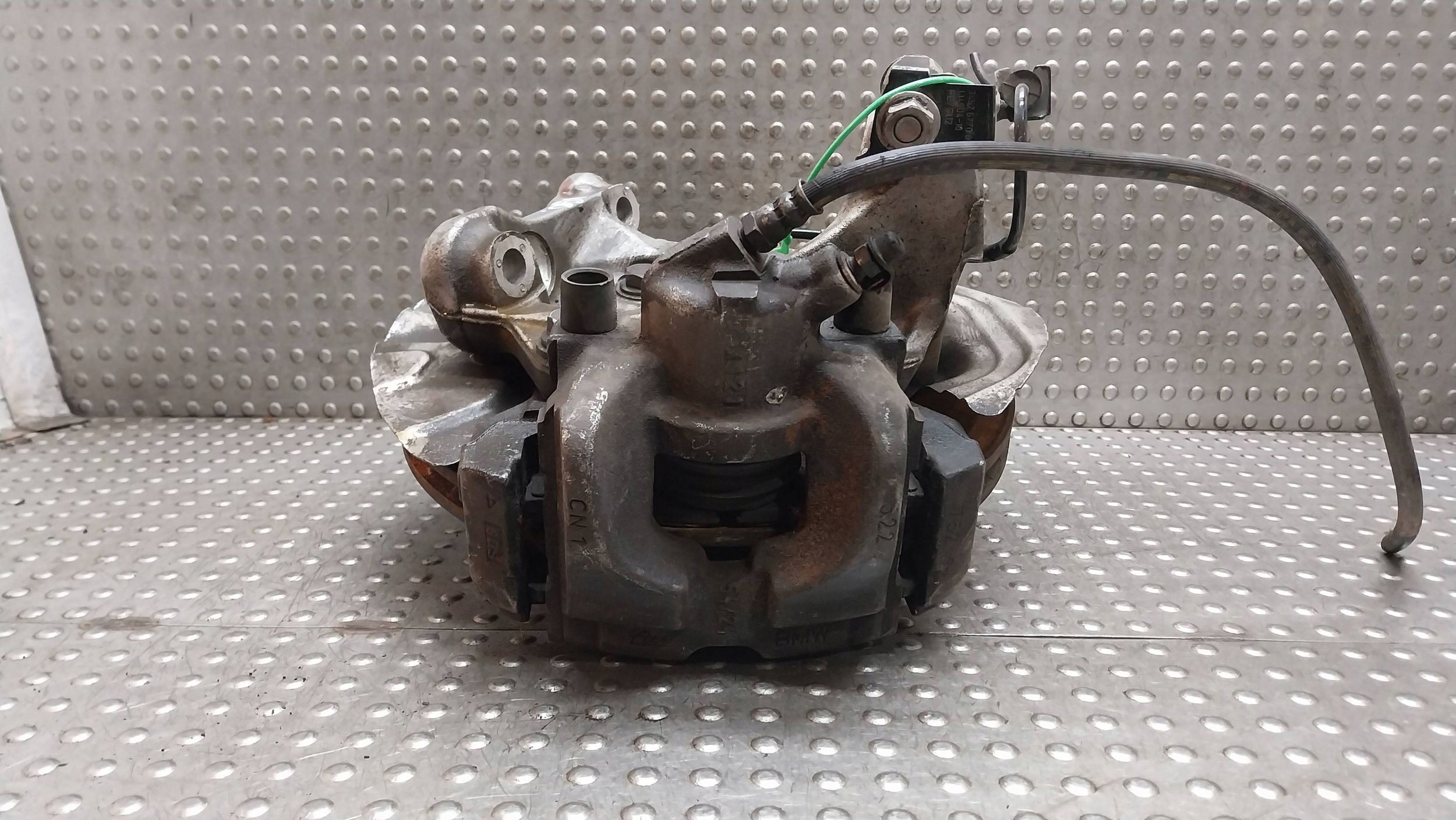 swing of the pivot caliper right front 6764444 BMW E90 E91 E92 E93 E81 E82 E87