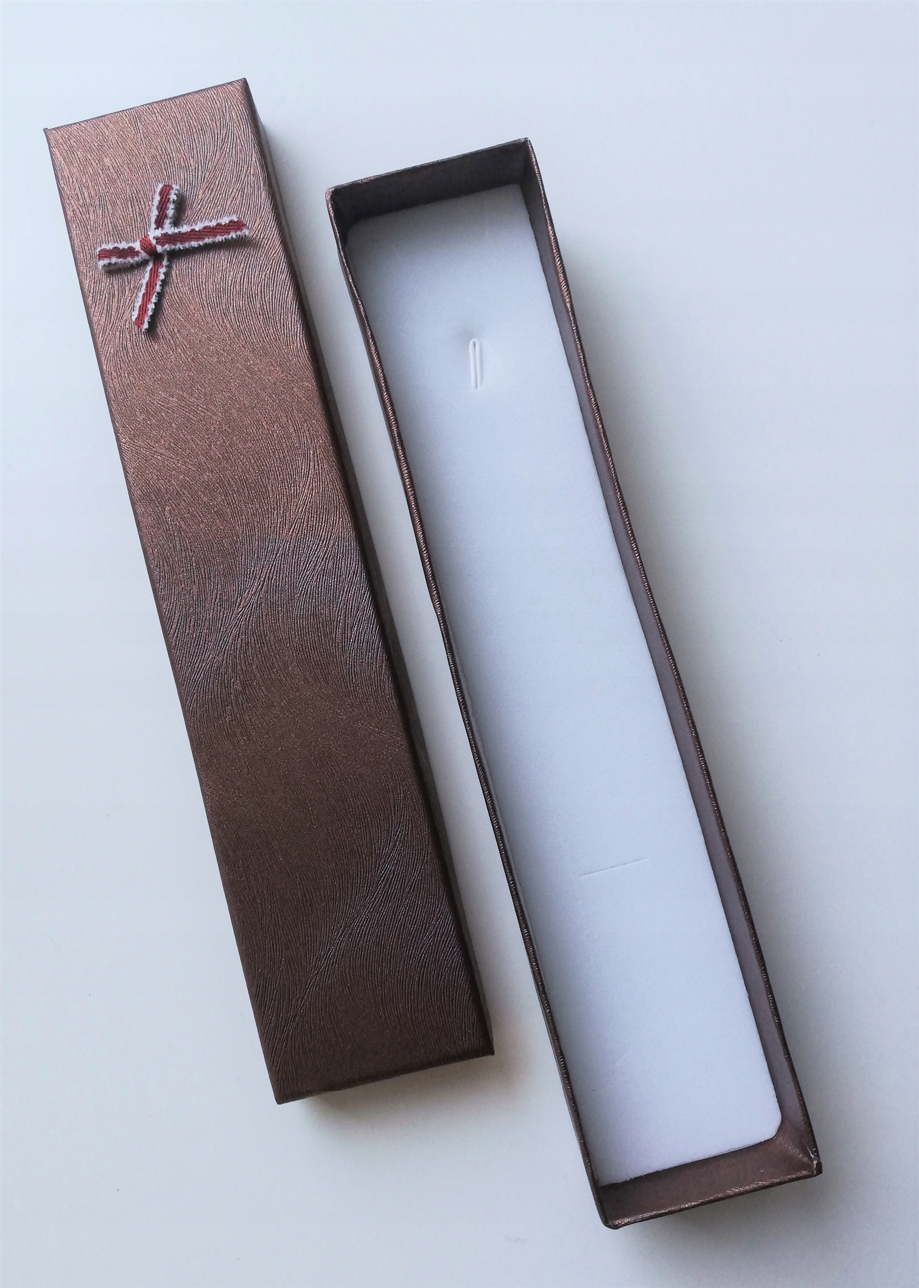 długie pudełko brązowe ozdobne opakowanie prezent