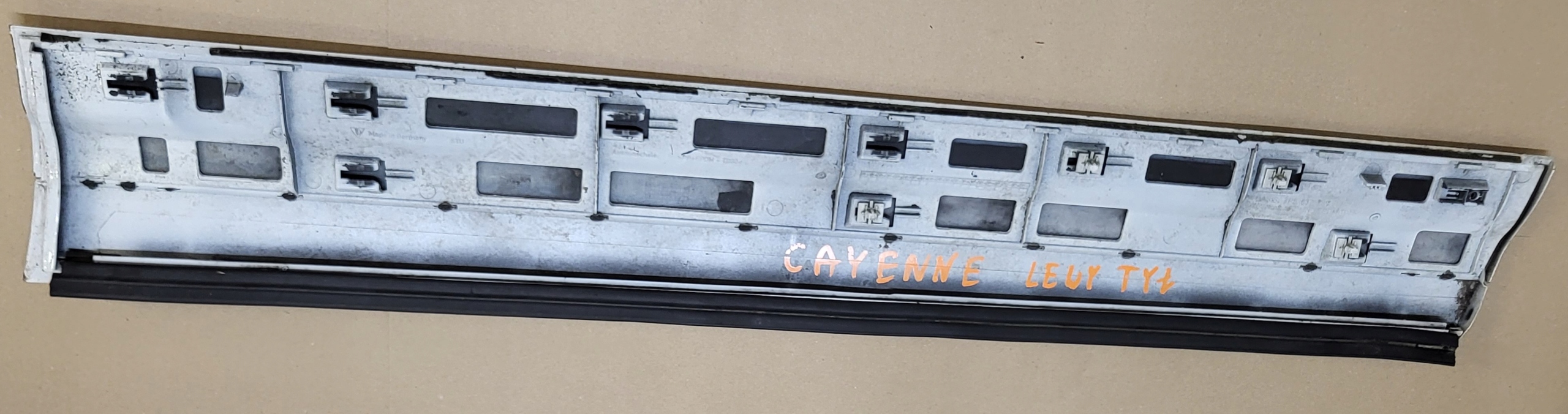 moulding exterior Z door left front cap PORSCHE CAYENNE II OE