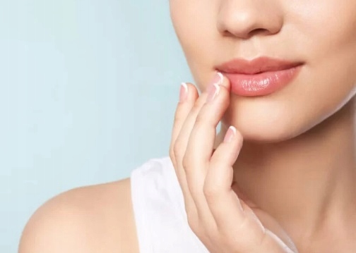 Apis Raspberry Lips Intensywnie Nawilżający Balsam Do Ust 10ml Właściwości nawilżające