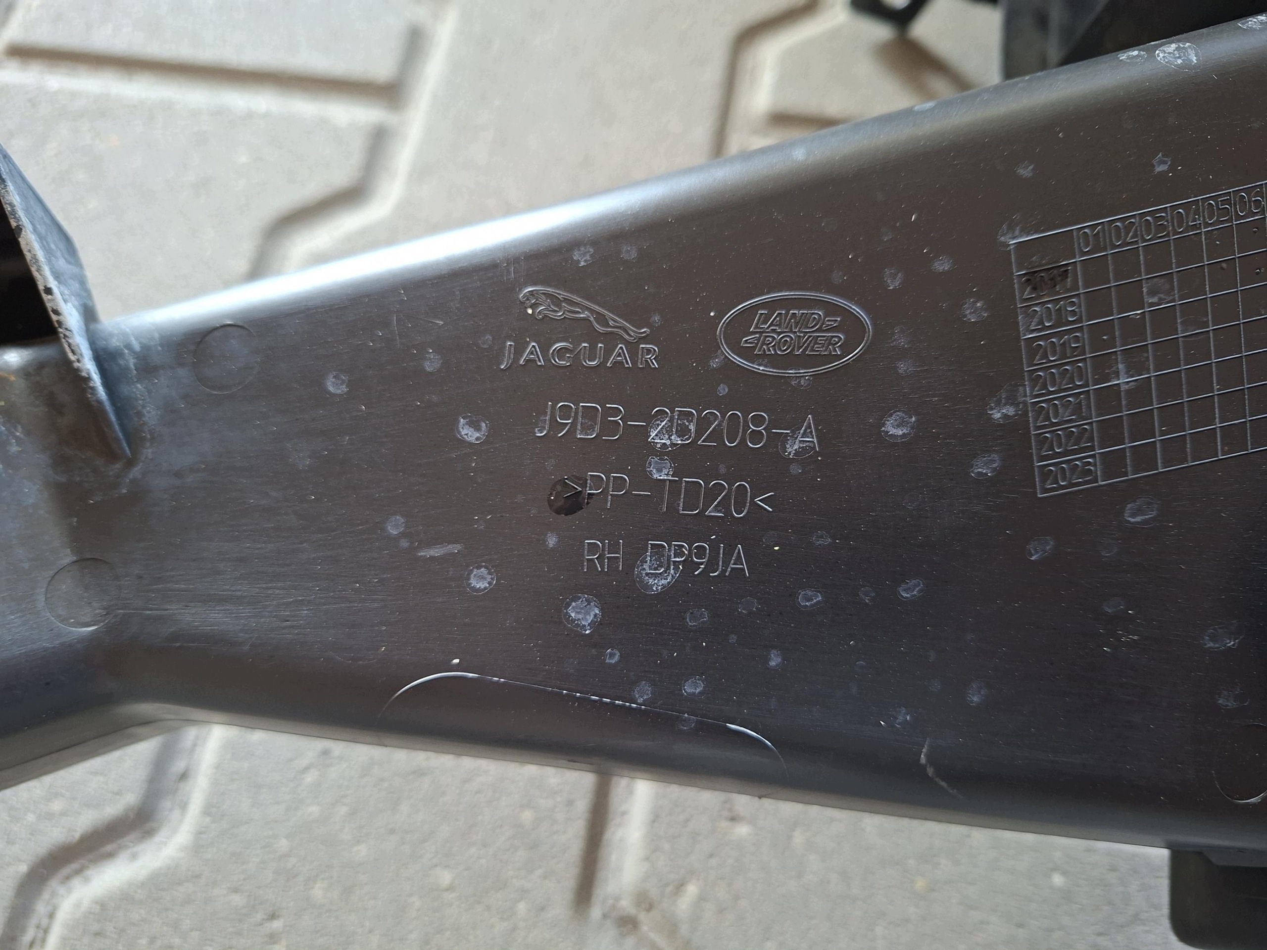 volant vzduchový předek ZALUZJA JAGUAR a-PACE X590 EV400