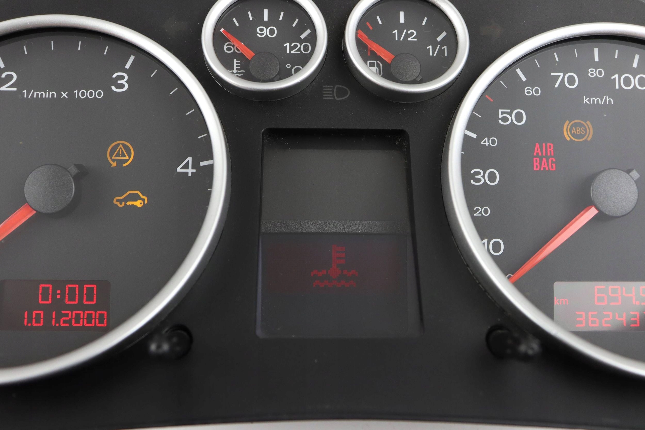 AUDI A2 dials dials PREDKOSCIOMIERZ 1.4 DIESEL 8Z0920900M