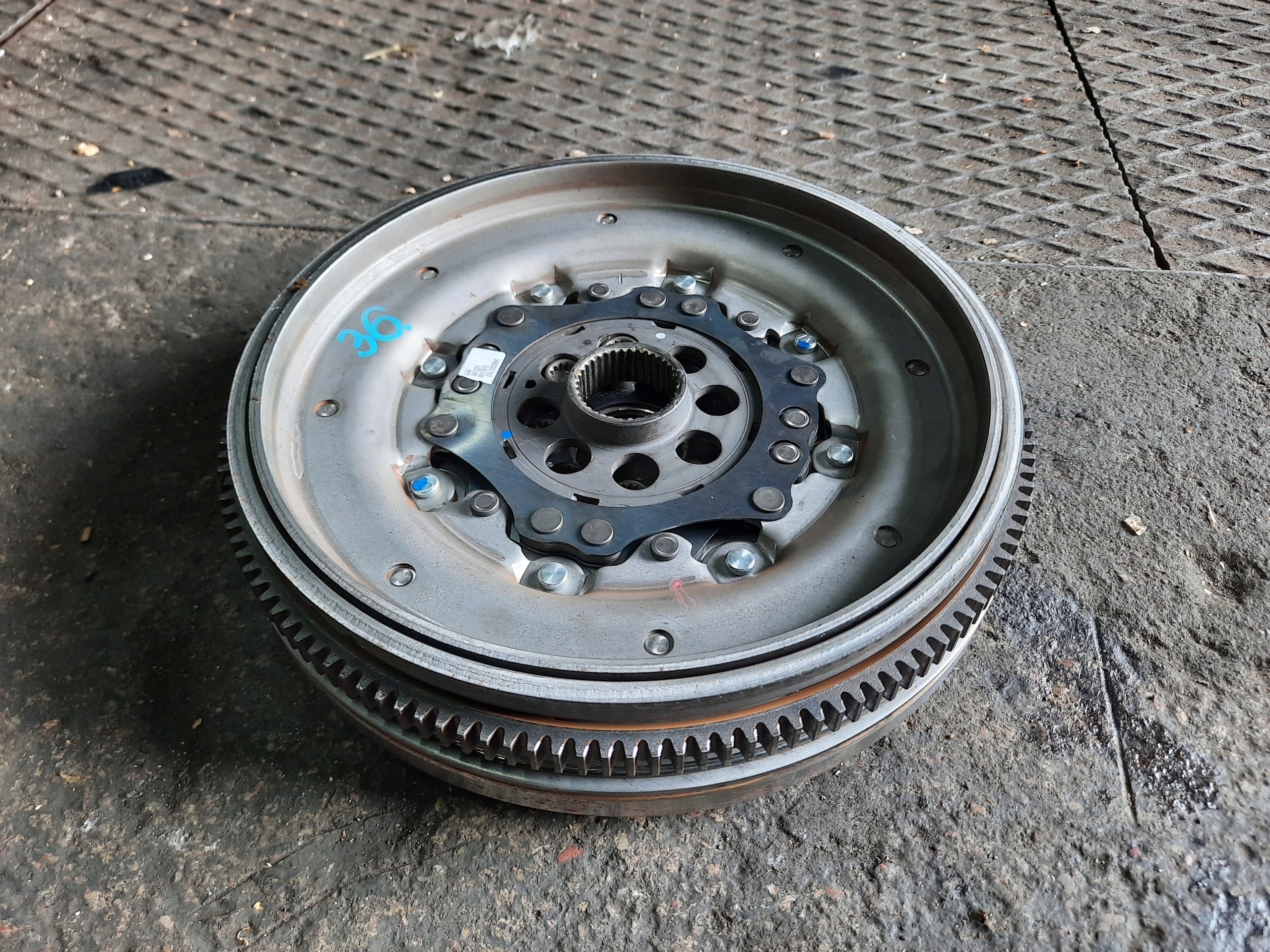 ДВУХМАССОВОЕ КОЛЕСО СЦЕПЛЕНИЯ 05L105266K AUDI VW SKODA