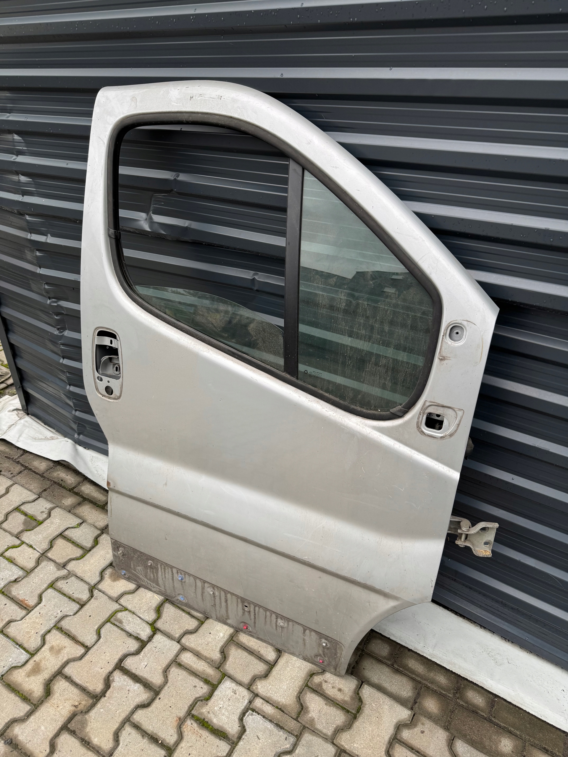TRAFIC VIVARO II dvere pravé predok 01-14 strieborné