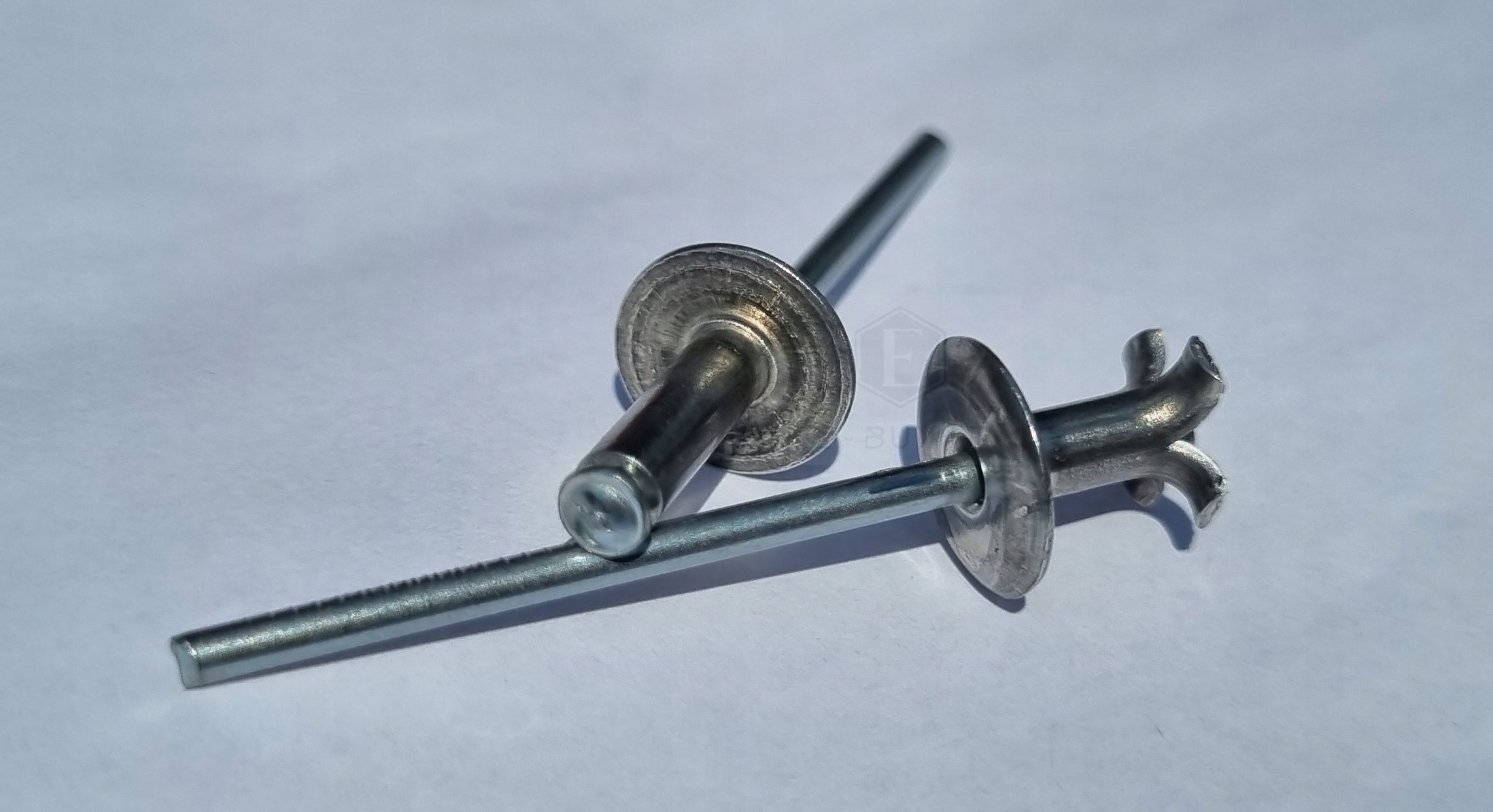 

Nity bananowe Alu/stal Rozmiar 4x12mm łeb aż 12mm