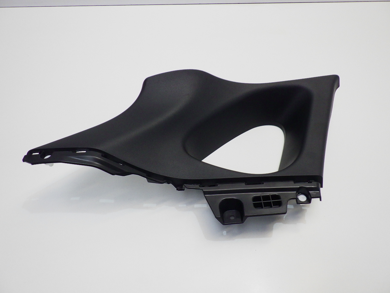 85850-Q0000 - HYUNDAI I20 III N крышка стойки левая задняя черная