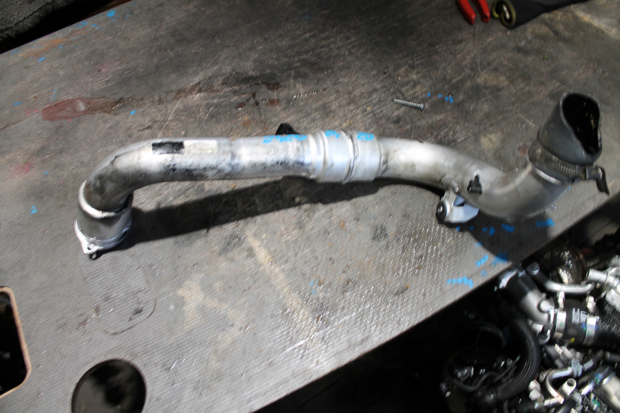 2420. rohr luft AUDI 059145673EE