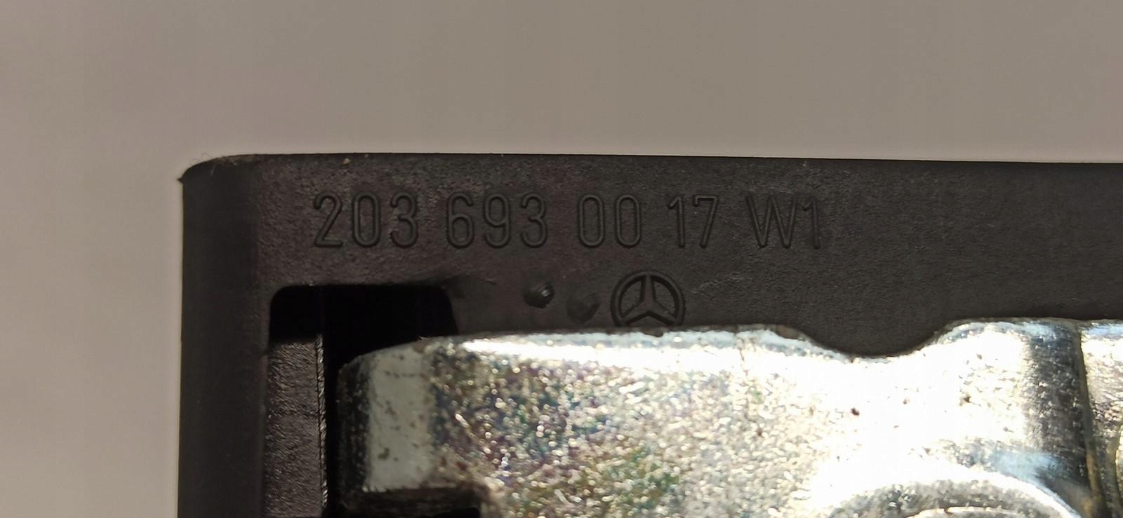 MERCEDES W203 CLK RYGIEL ZAMKA KLAPY 2036930017 Numer katalogowy części 2036930017