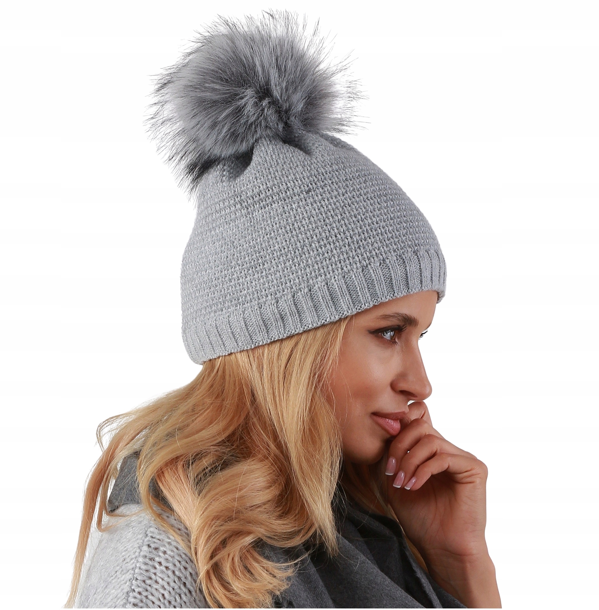 

Czapka damska na zimę z pomponem Kolory V12