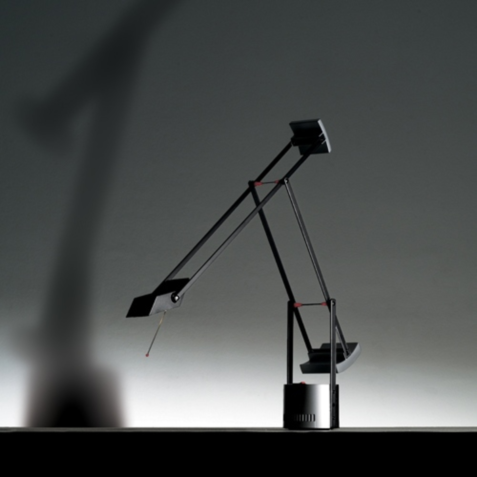 Artemide Tizio Micro stolná lampa čierna, design, 20W G4, 43-76 cm