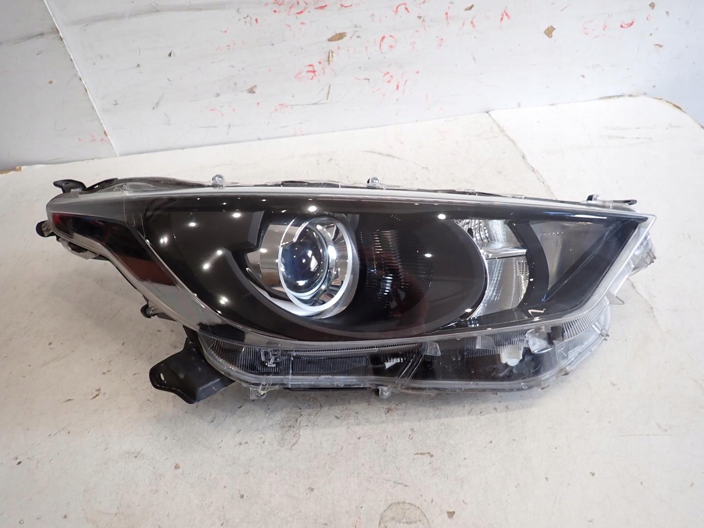 light front front right TOYOTA YARIS IV 2020