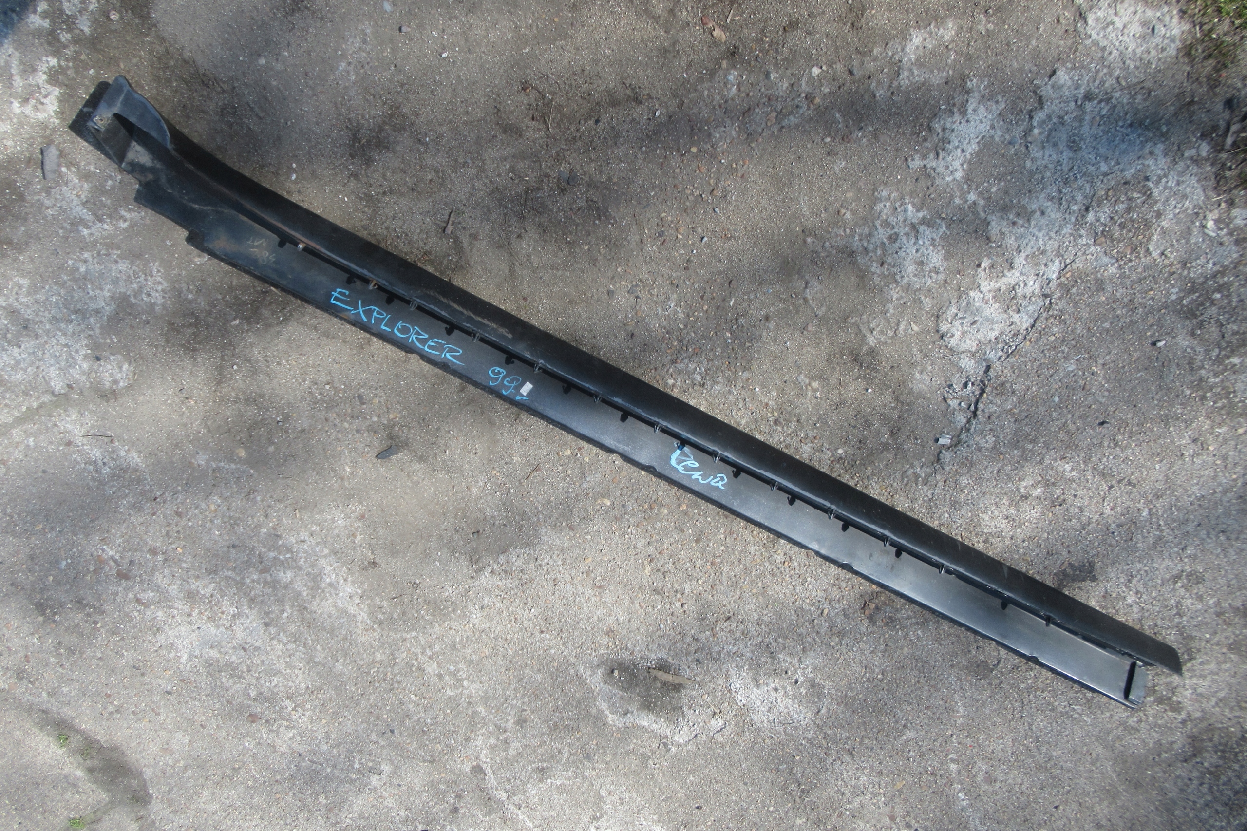 FORD EXPLORER 99 moulding cap threshold left
