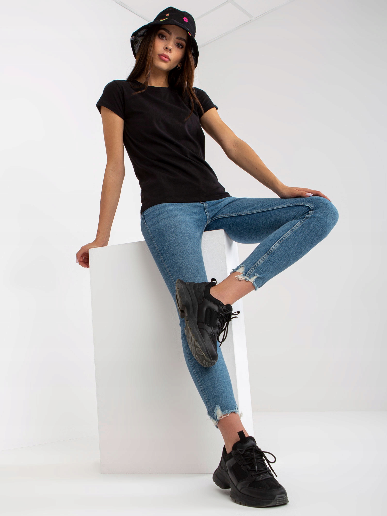 

Czarnyy t-shirt basic z krótkim rękawem Miss Maty