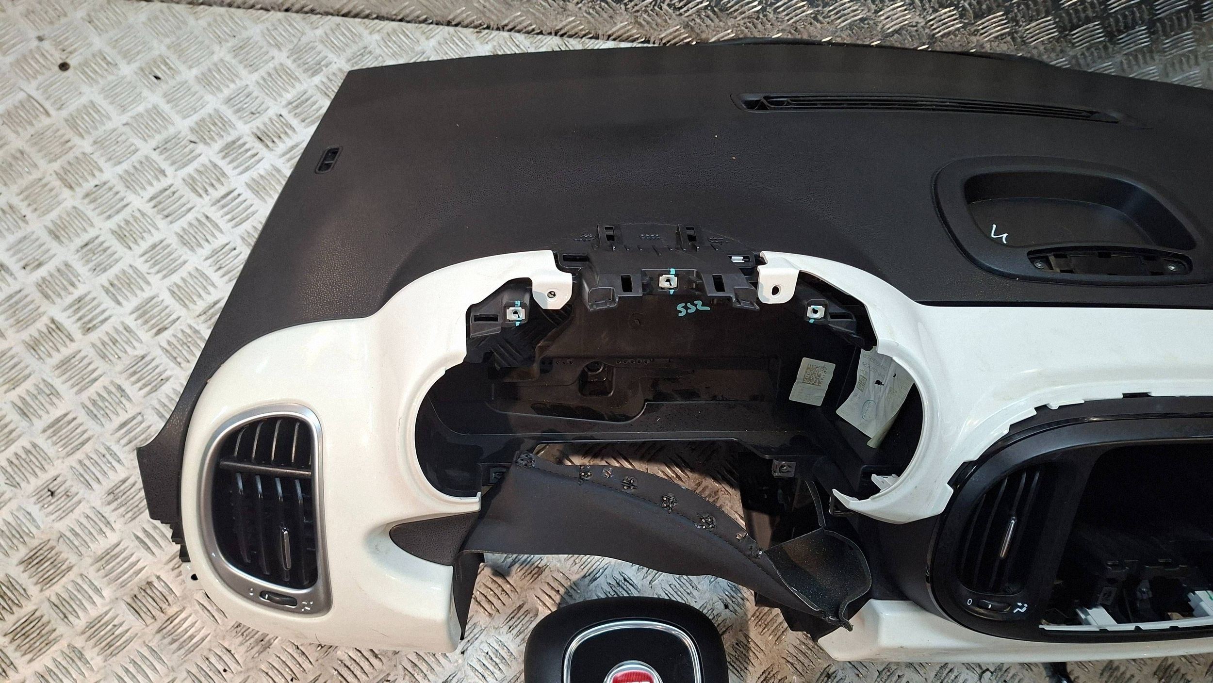 dashboard instrument panel airbags FIAT 500L 2012