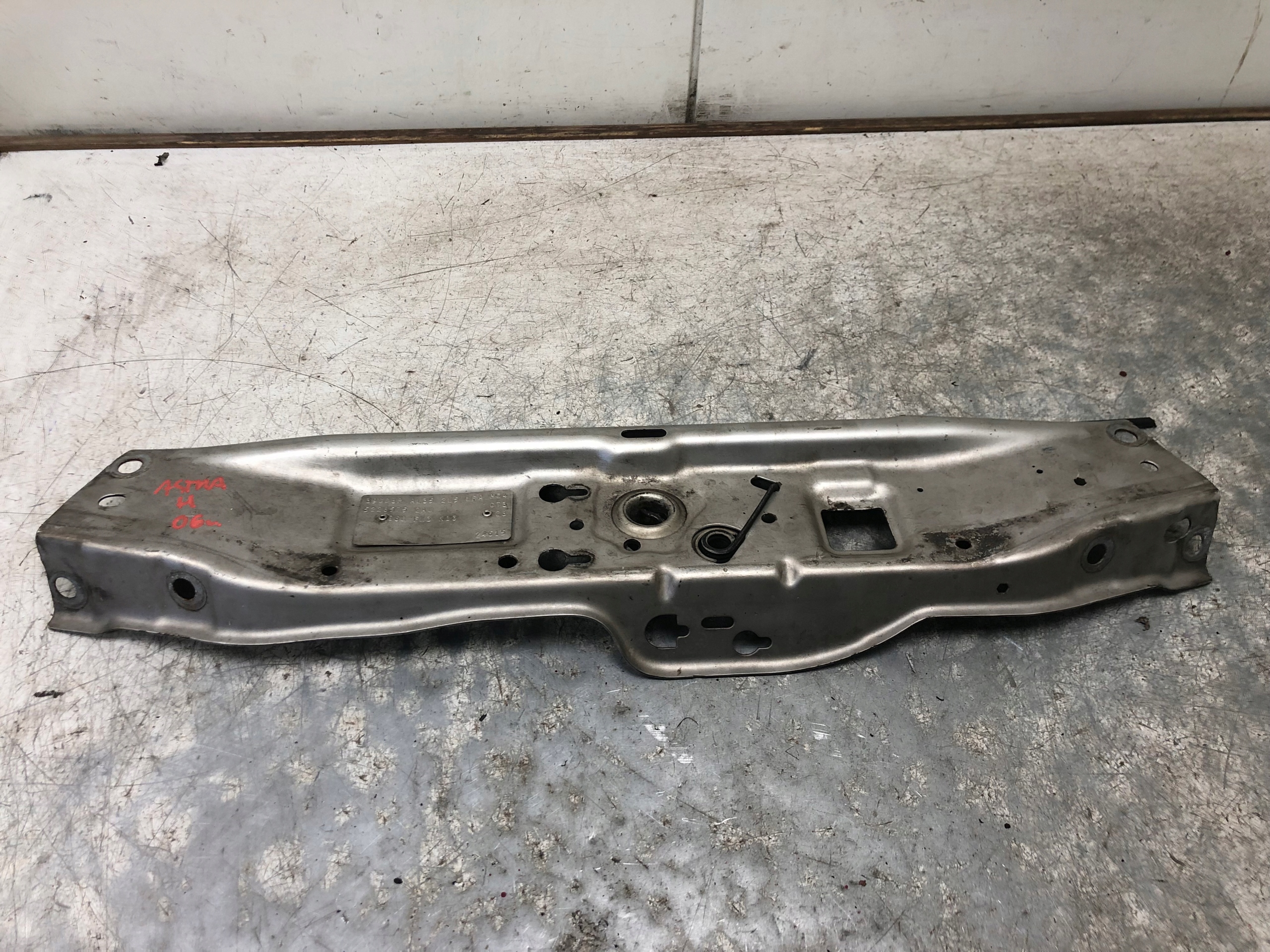 kryt držák stěny předního OPEL ASTRA H