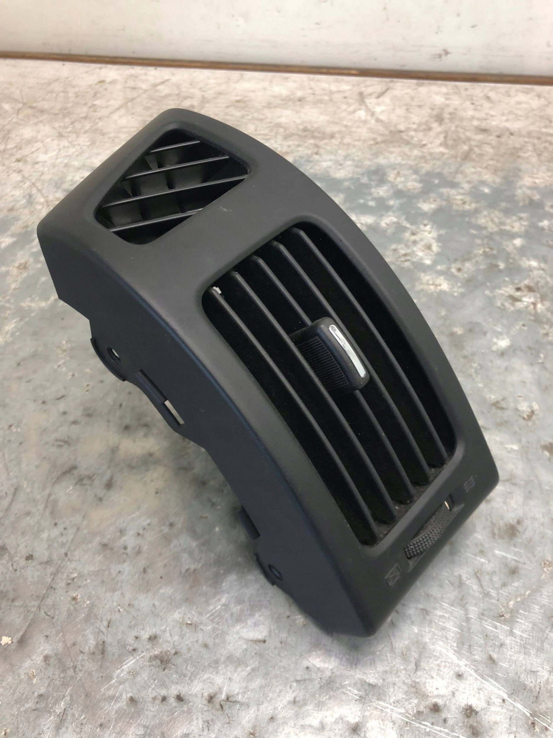 grid air conditioning devices left HYUNDAI I30 97480-2R000