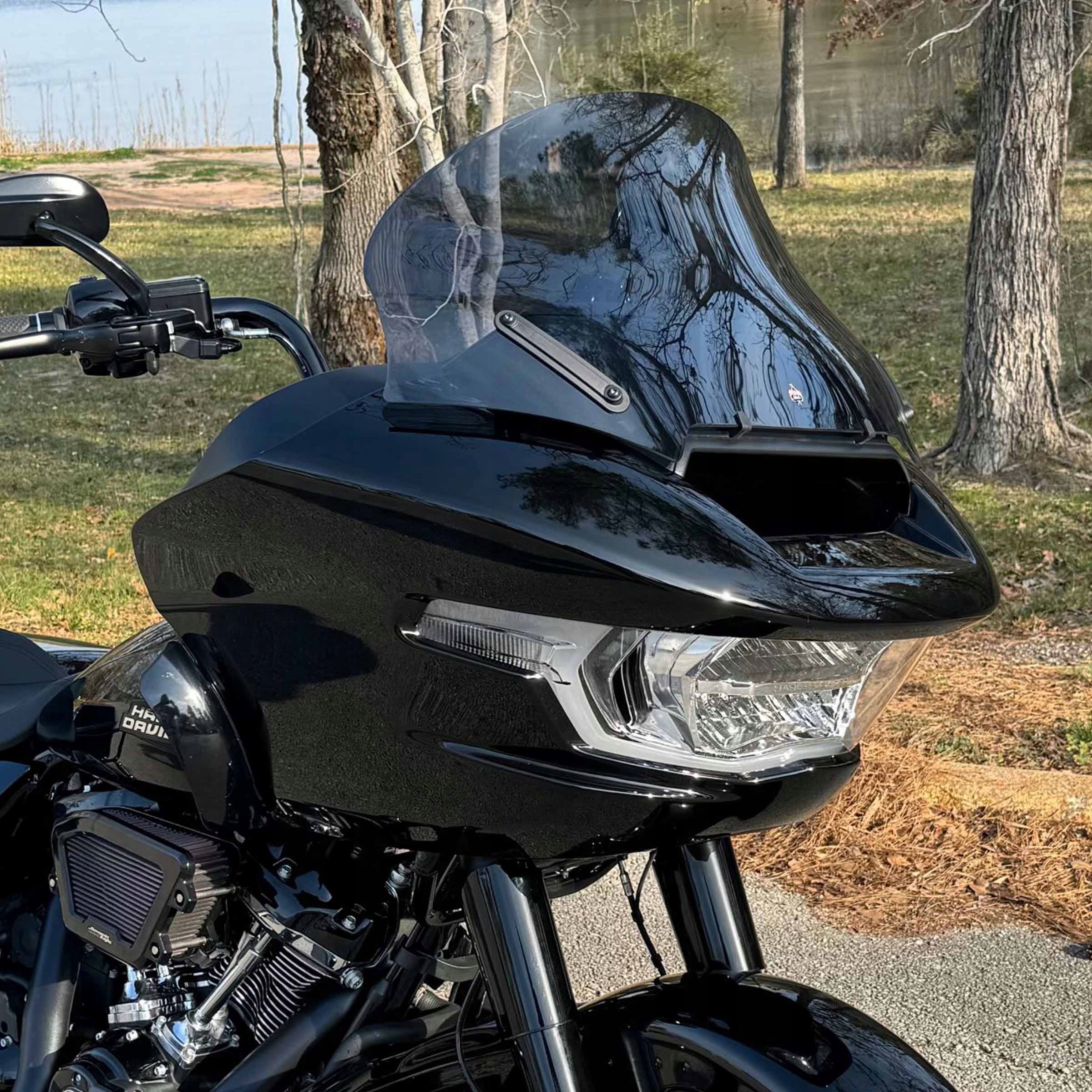 Štít Klock Werks Flare pre Harley Road Glide 23.5-24 Dark Smoke 13,5"