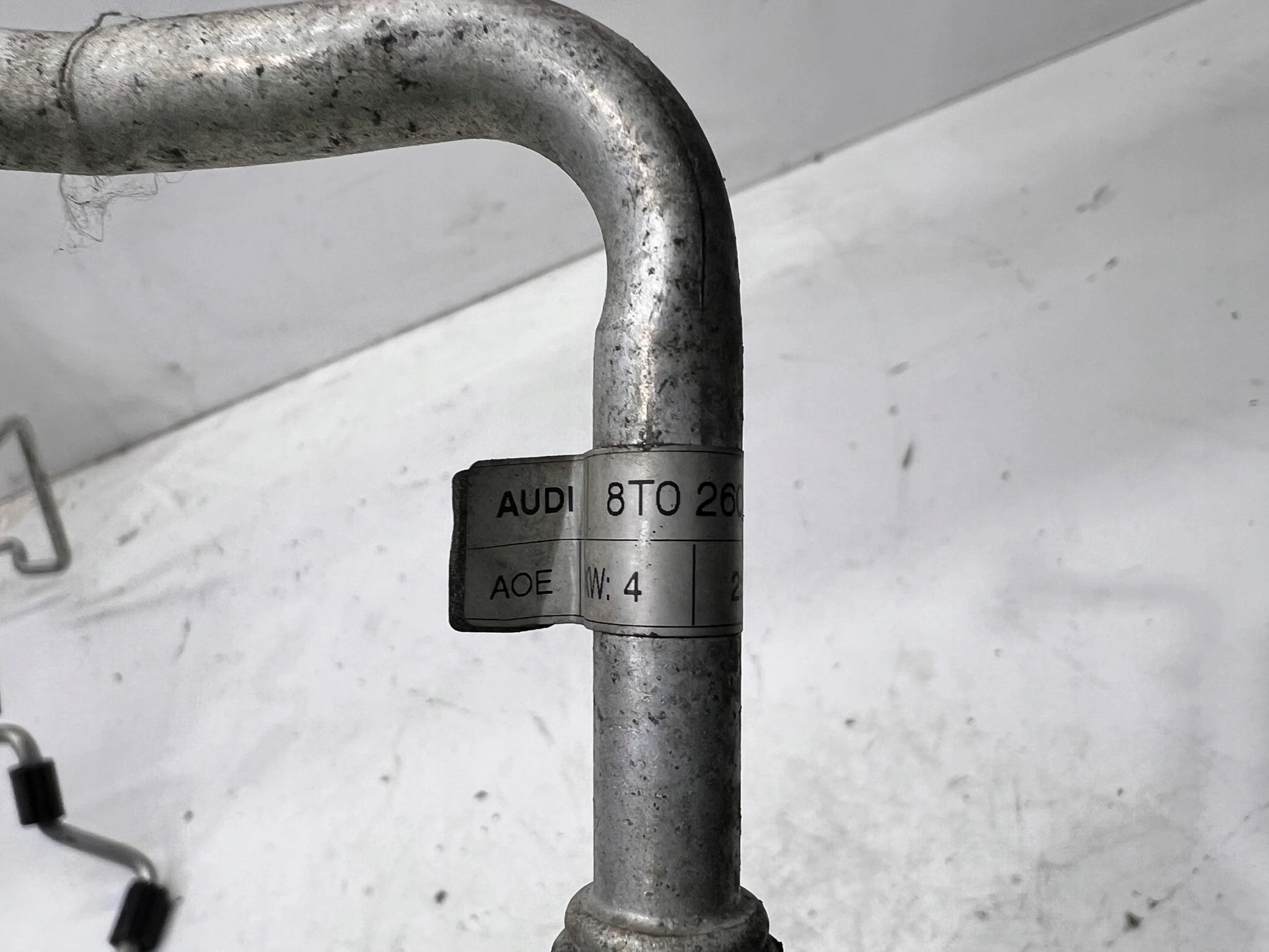 vedení hadice klimatizaci AUDI A4 B8 A5 8T0260710A