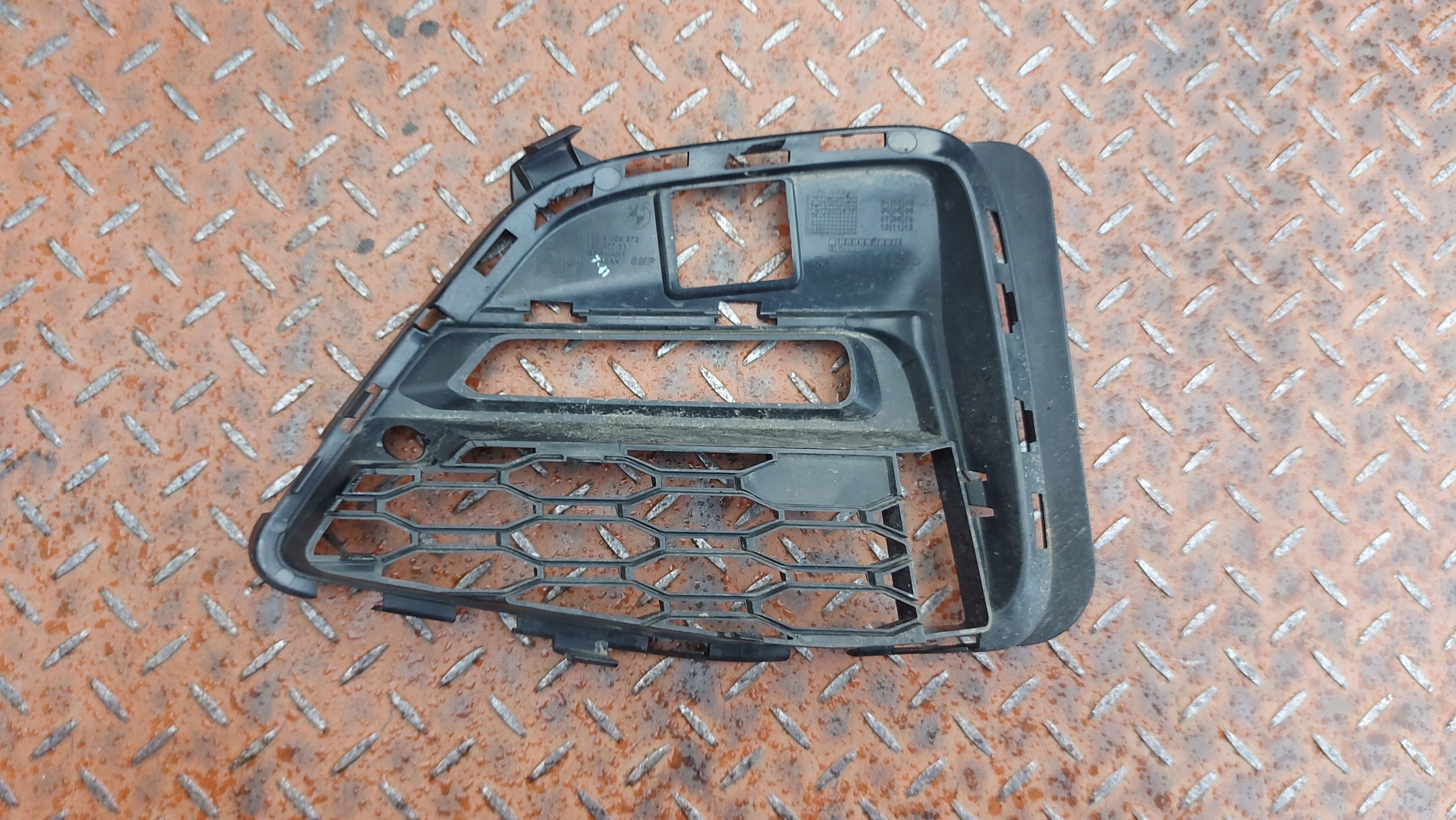 grid of a bumper right front BMW 3 G20 G21 19
