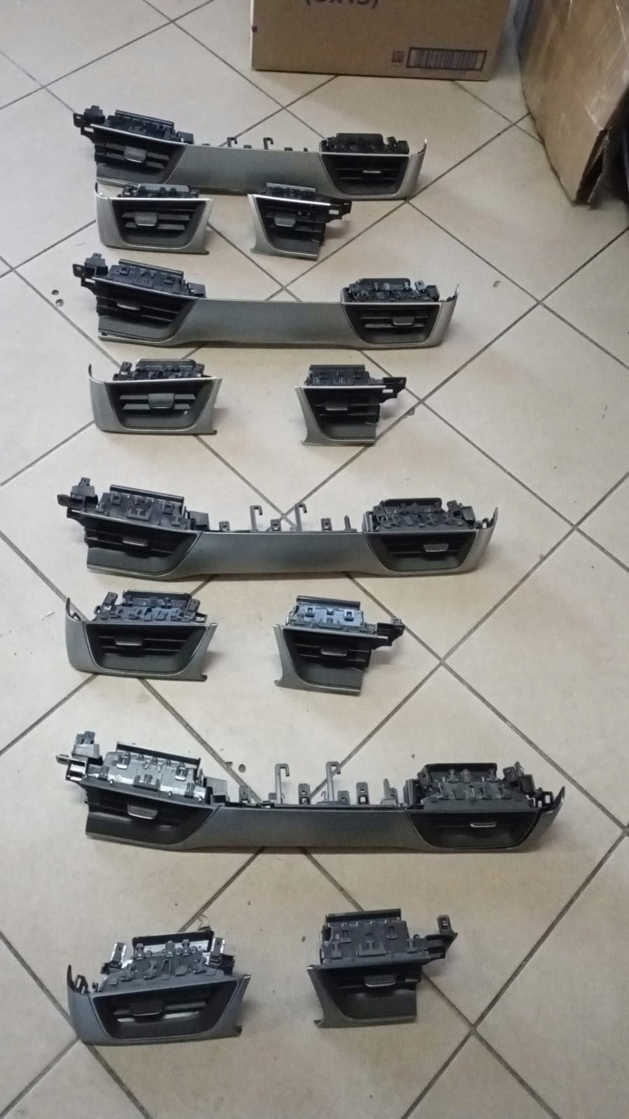 DEKOR KRATKA NAWIEWU RENAULT CAPTUR II 687609954R Producent części Renault OE