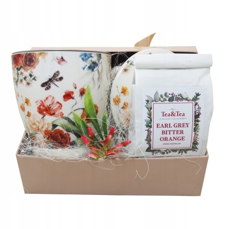 Sada jarního hrnku s konvičkou a čajem.