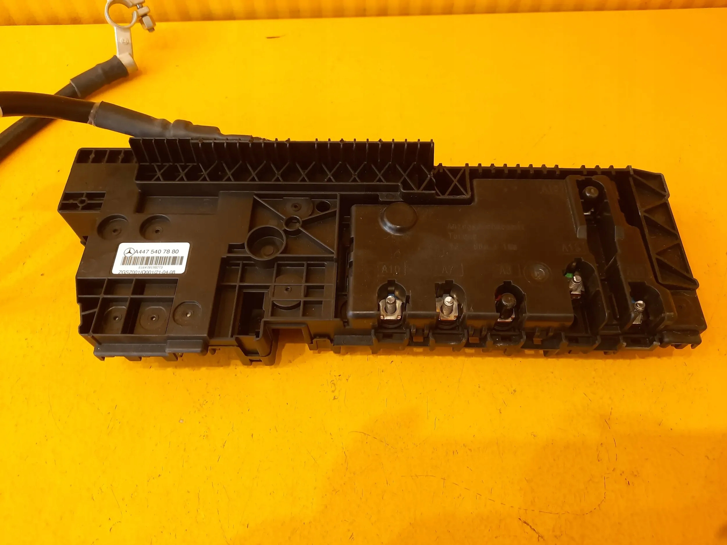 Mercedes-Benz V W447 SKRZYNKA BEZPIECZNIKÓW WYSTRZELONA A4475407880 Producent części Mercedes-Benz OE