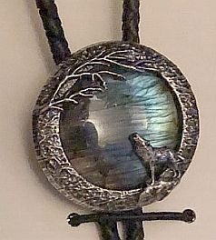 Postříbřený Vlk s Modrým Labradoritem pletený náramek z pravé kůže