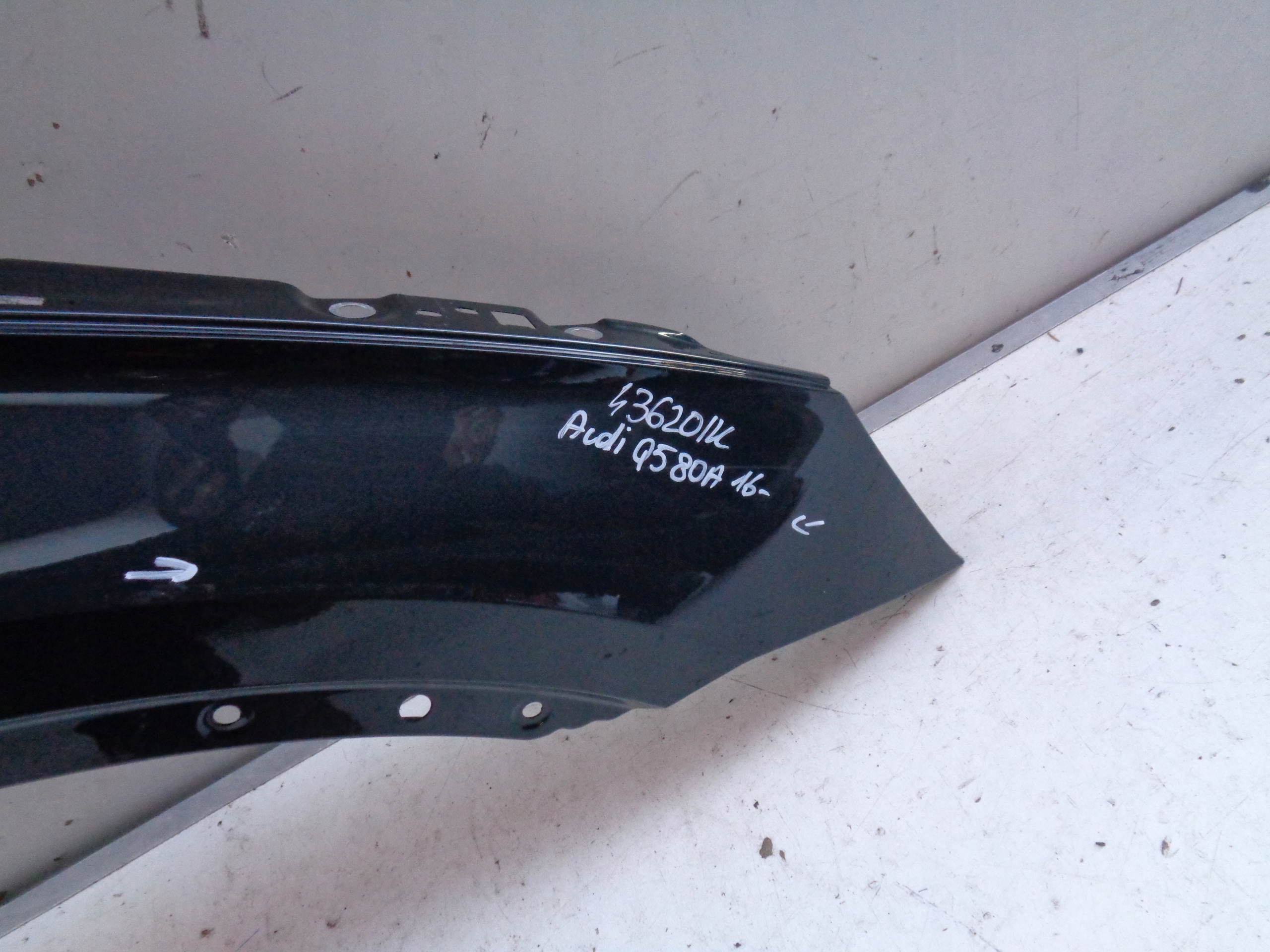BŁOTNIK PRAWY PRZEDNI AUDI Q5 II 80A 16- NR 43620 Strona zabudowy przód - prawa