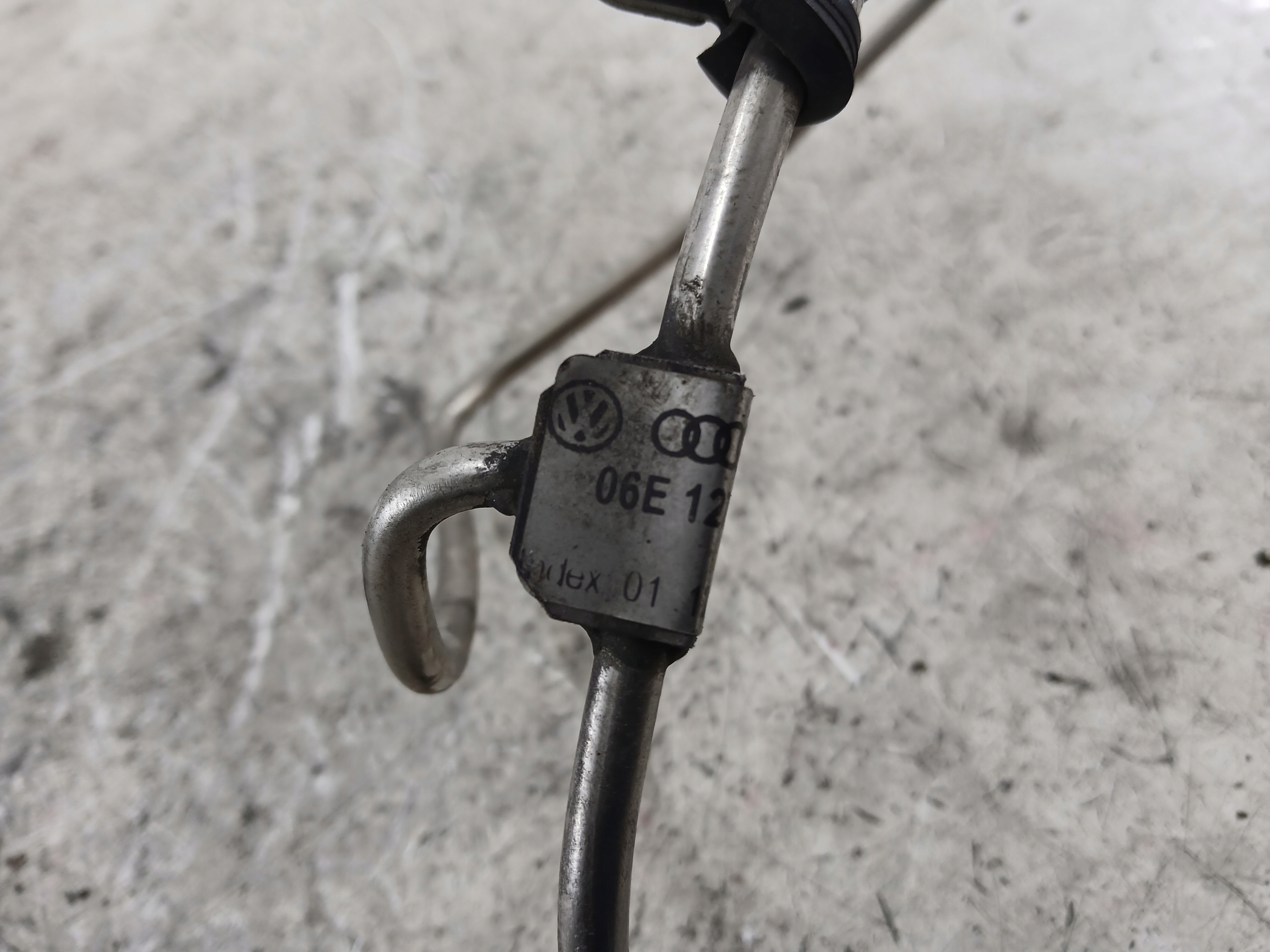 AUDI A6 C6 3.2 V6 FSI fuel line 06E127509G