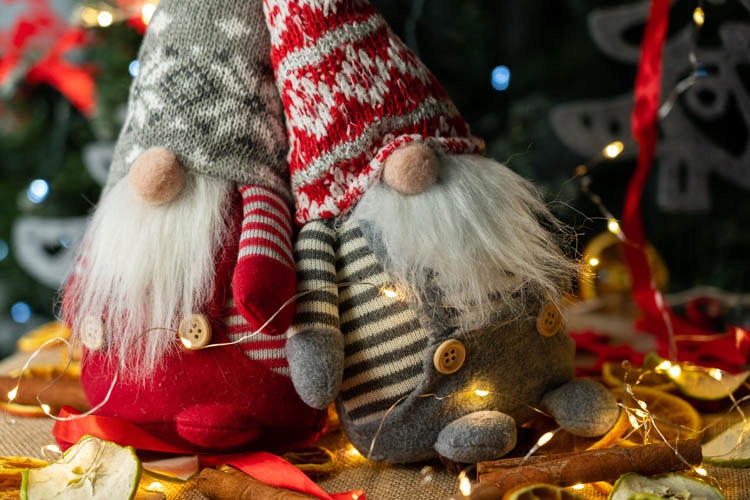 ŚWIĄTECZNY SKRZAT OZDOBA ŚWIETA KRASNAL GNOM POD CHOINKĘ STOJĄCY PASKI Marka Dekorstar