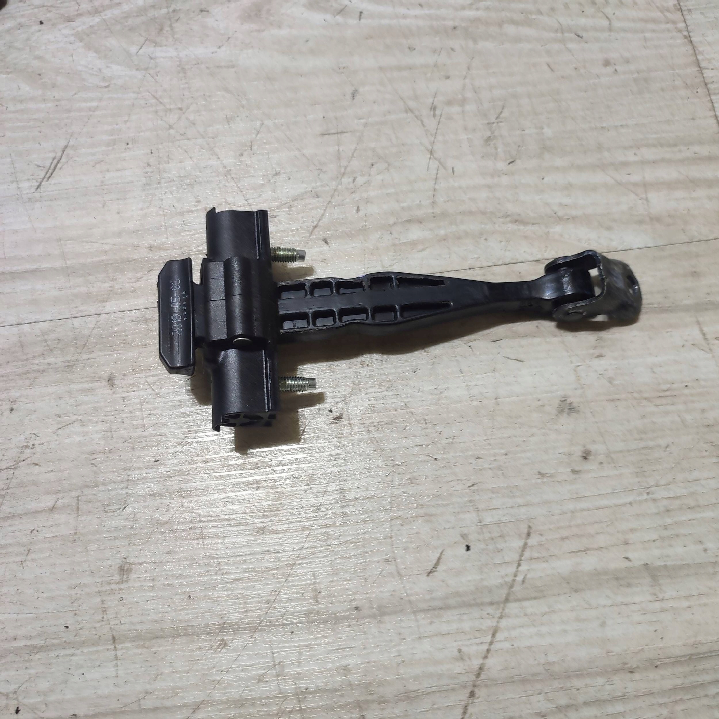 limiter door przednich front side right Suzuki Vitara (LY)