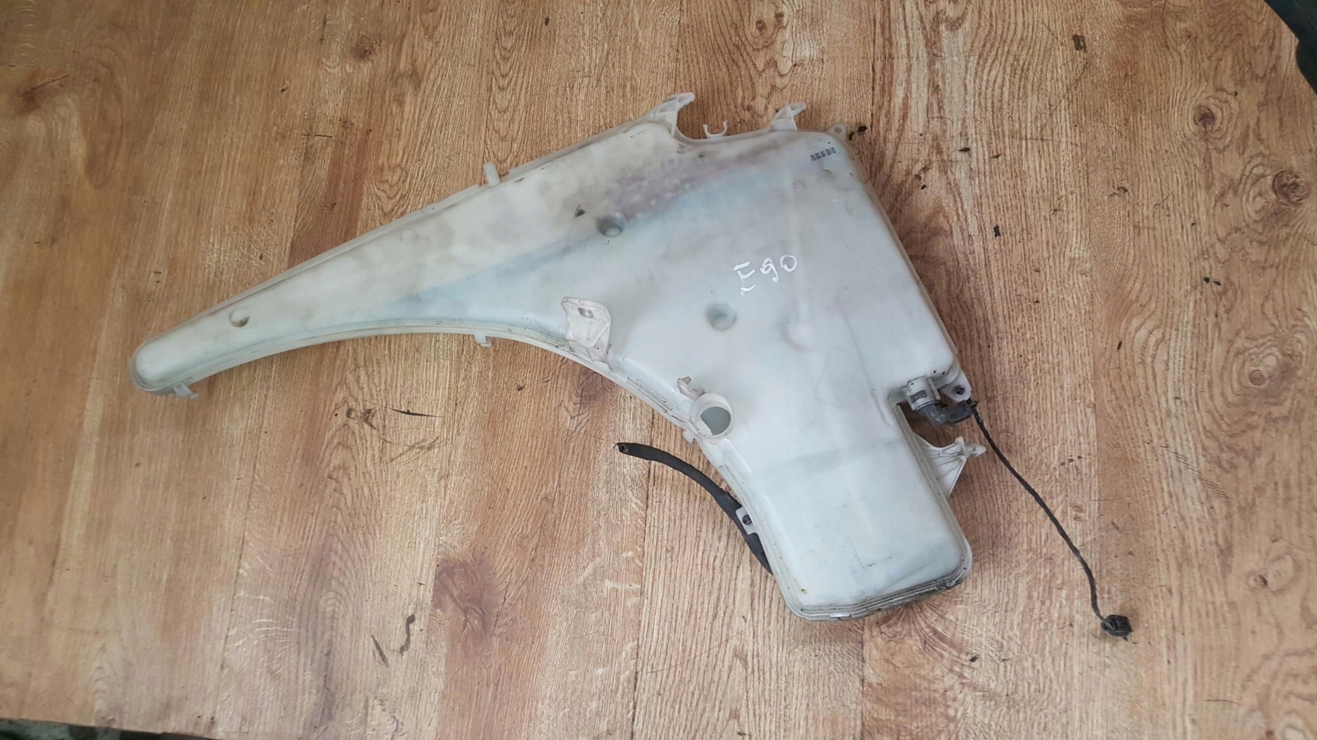 ZBIORNICZEK PŁYNU SPRYSKIWACZY BMW E90
