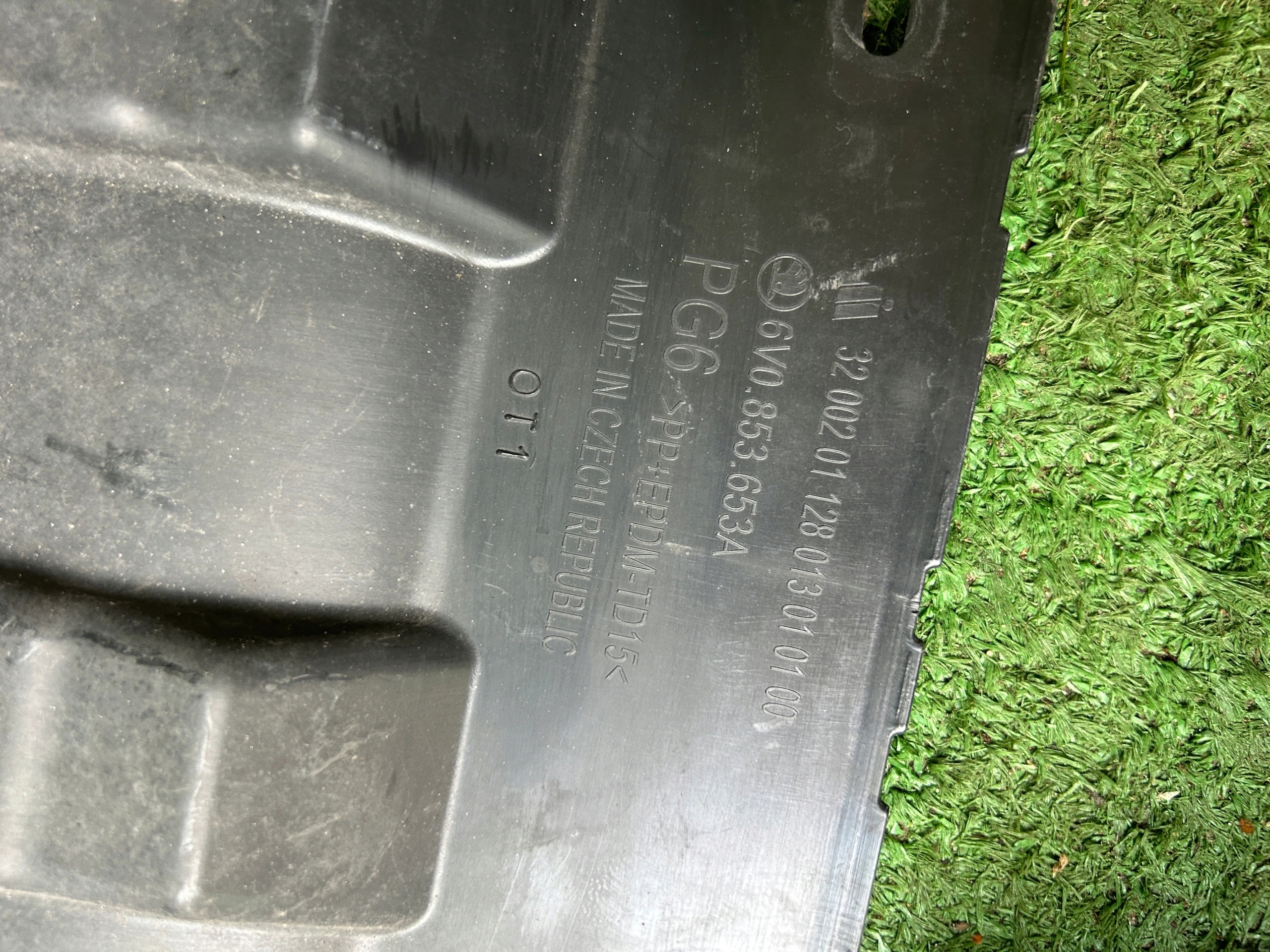Skoda Fabia III MK3 grill grille front 6V0853653A