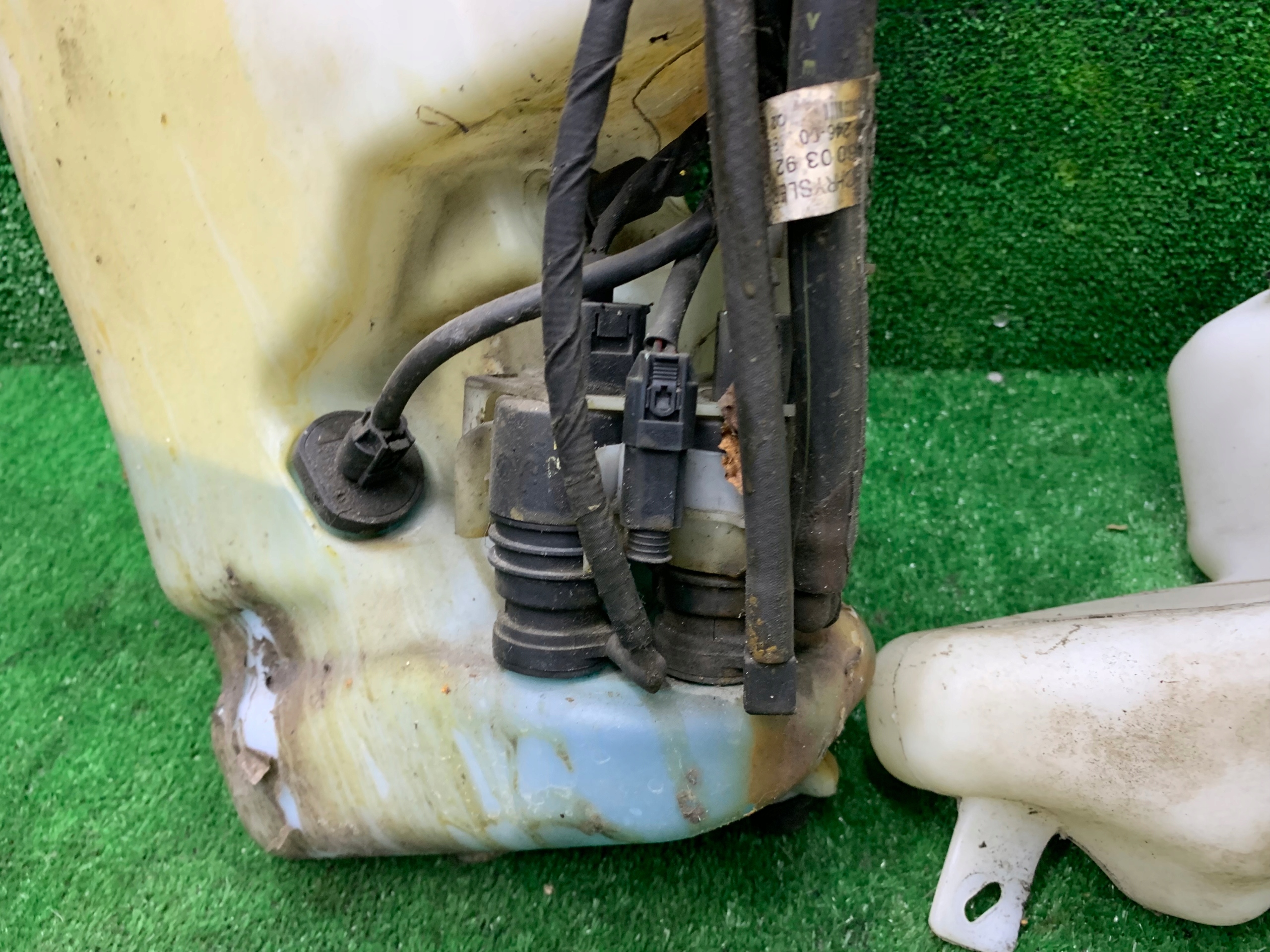 MERCEDES E W211 behälter der spritzdüse 2118601660