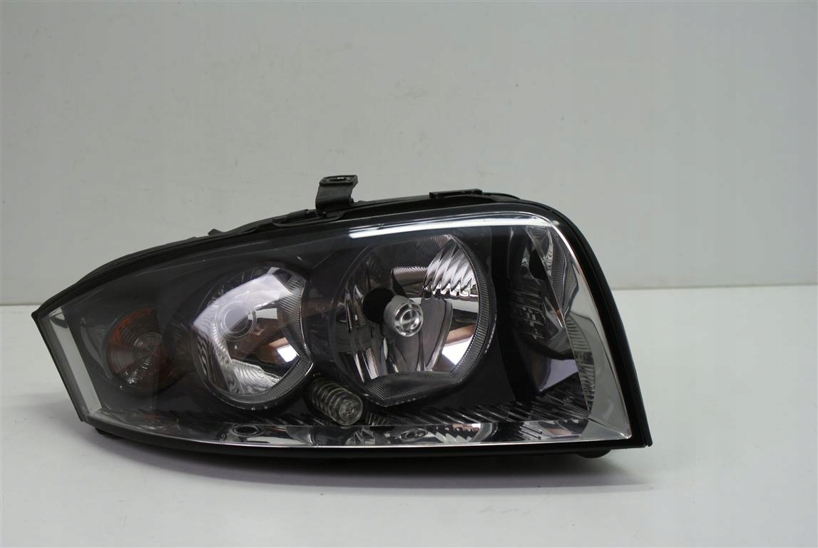 AUDI A2 00-05r. ПРАВА ФАРА ПЕРЕД VALEO ЄВРОПА.