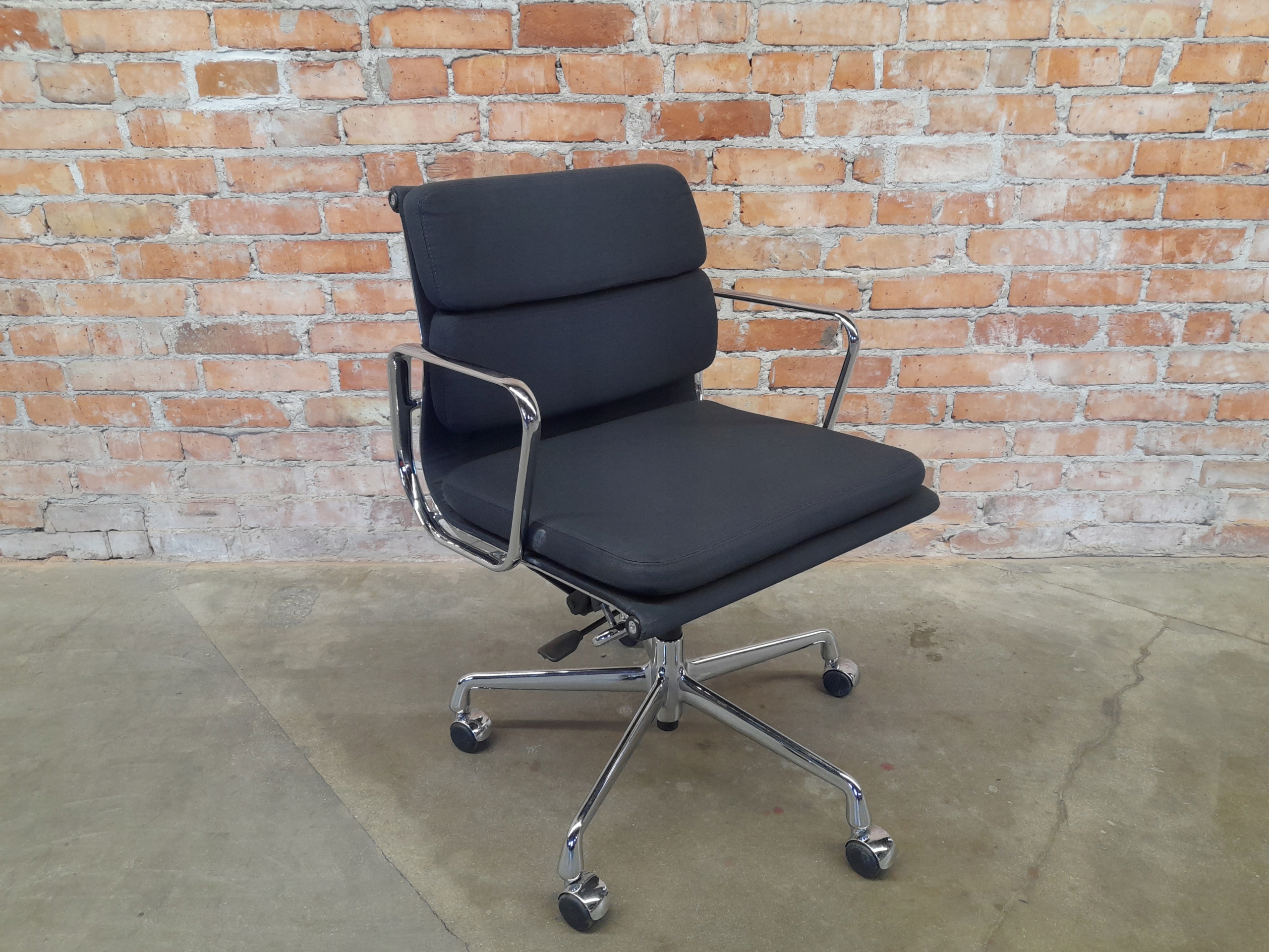 Вращающееся кресло Vitra EA 217-материал