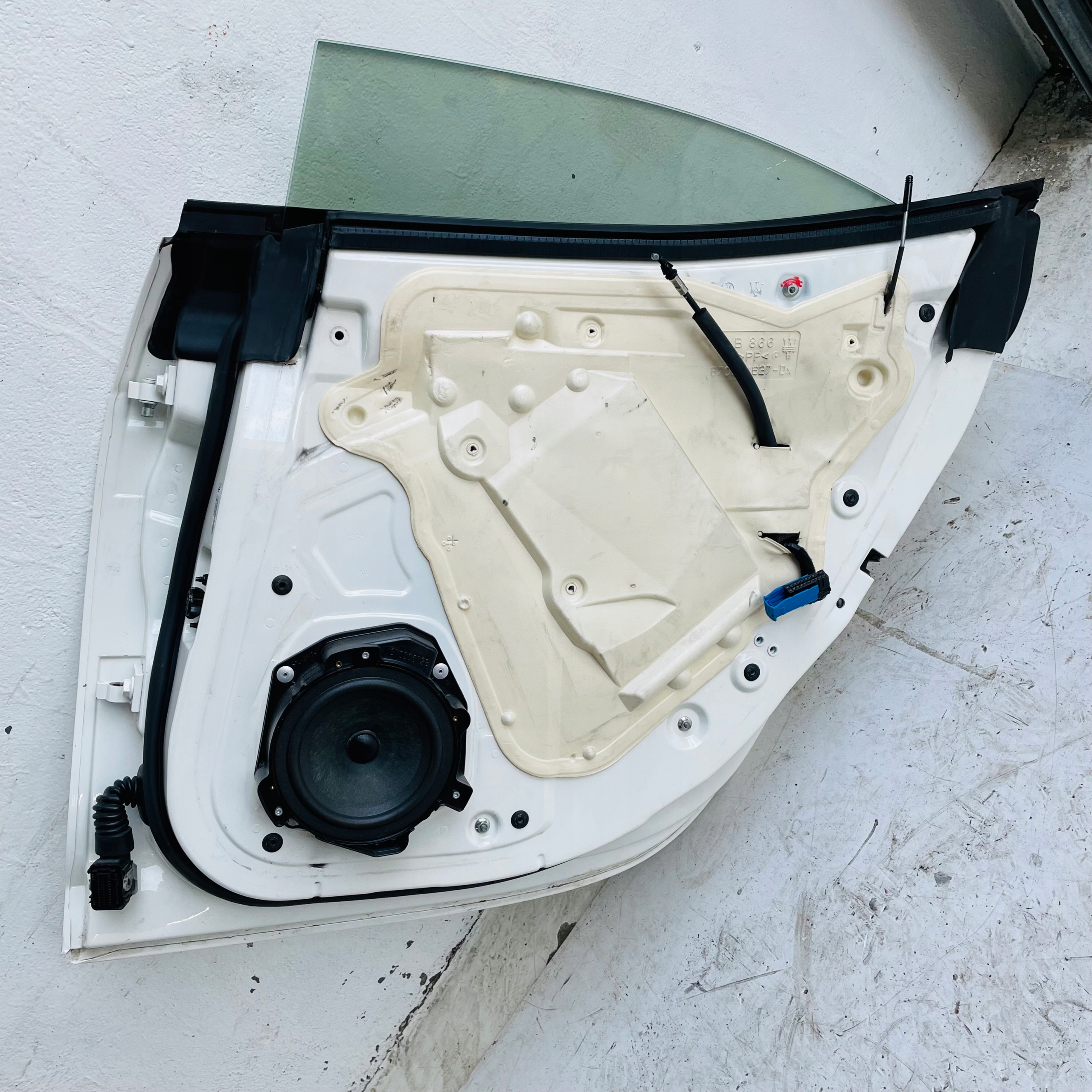 DRZWI PRAWY TYŁ KOMPLETNE MASERATI GHIBLI SQ4 BIANCO 268 Strona zabudowy tył - prawa