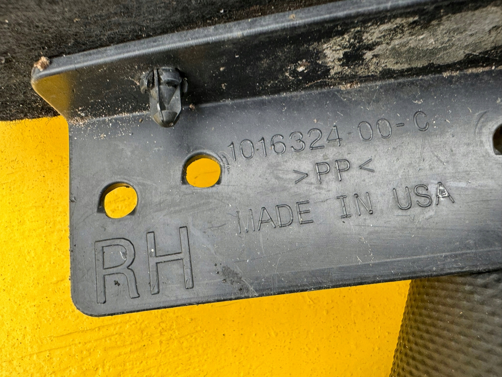 tesla MODEL S 12R- подкрылки задний правый 1016324-00-C