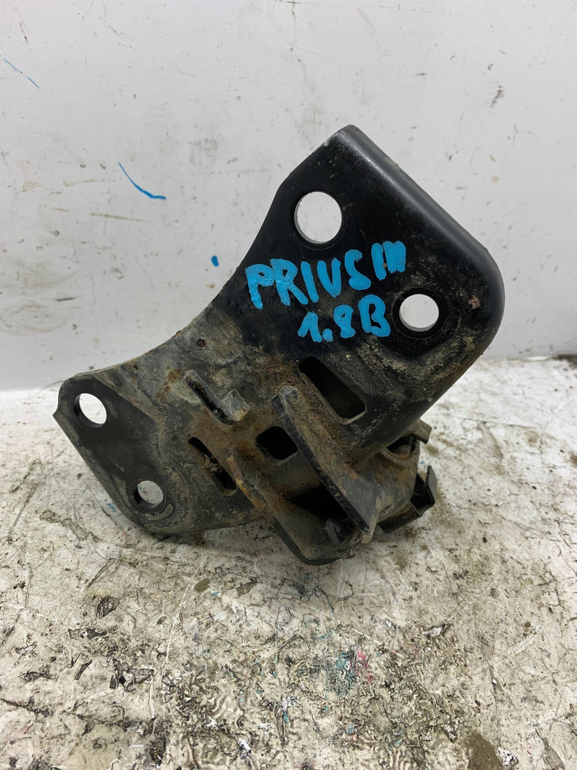 holder engine mount left front TOYOTA PRIUS III XW30 (2009-2015) 1.8