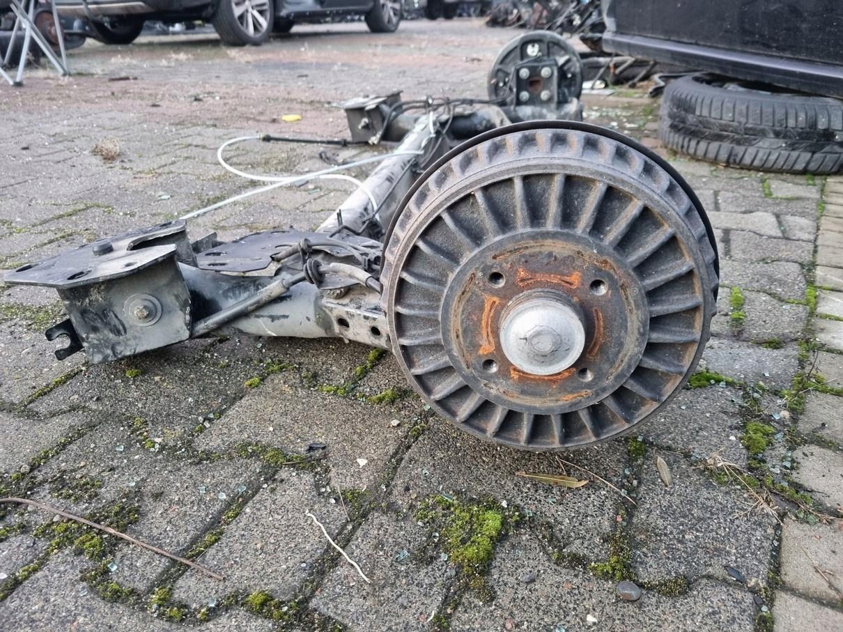 ZAWIESZENIE TYLNE TYŁ OŚ BELKA RENAULT KANGOO III 1.5 DCI 4ŚRUBY BĘBEN Producent części Renault OE