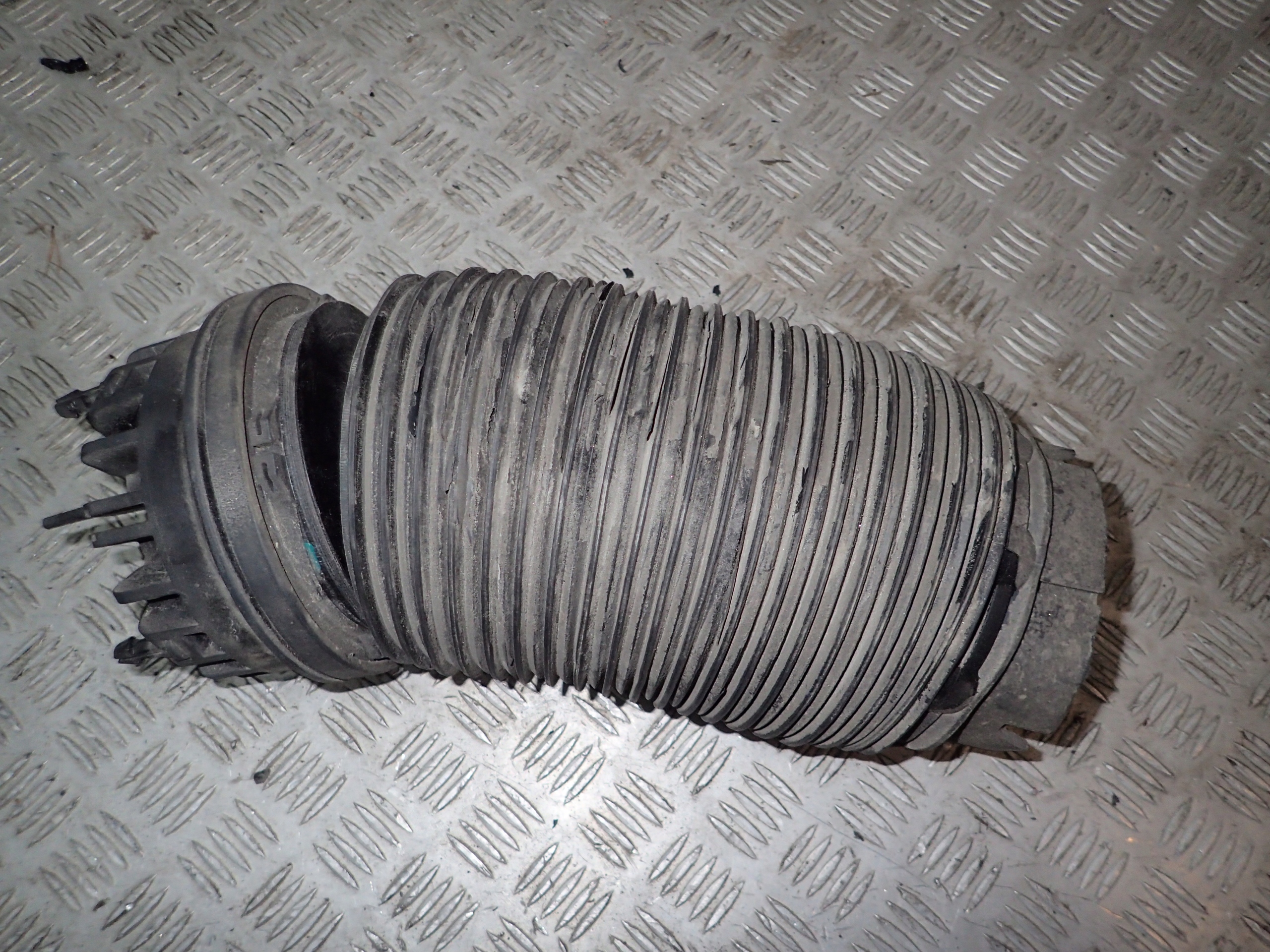 RAM 1500 V 19R MIECH PODUSZKA TYL TYLNA LEWA