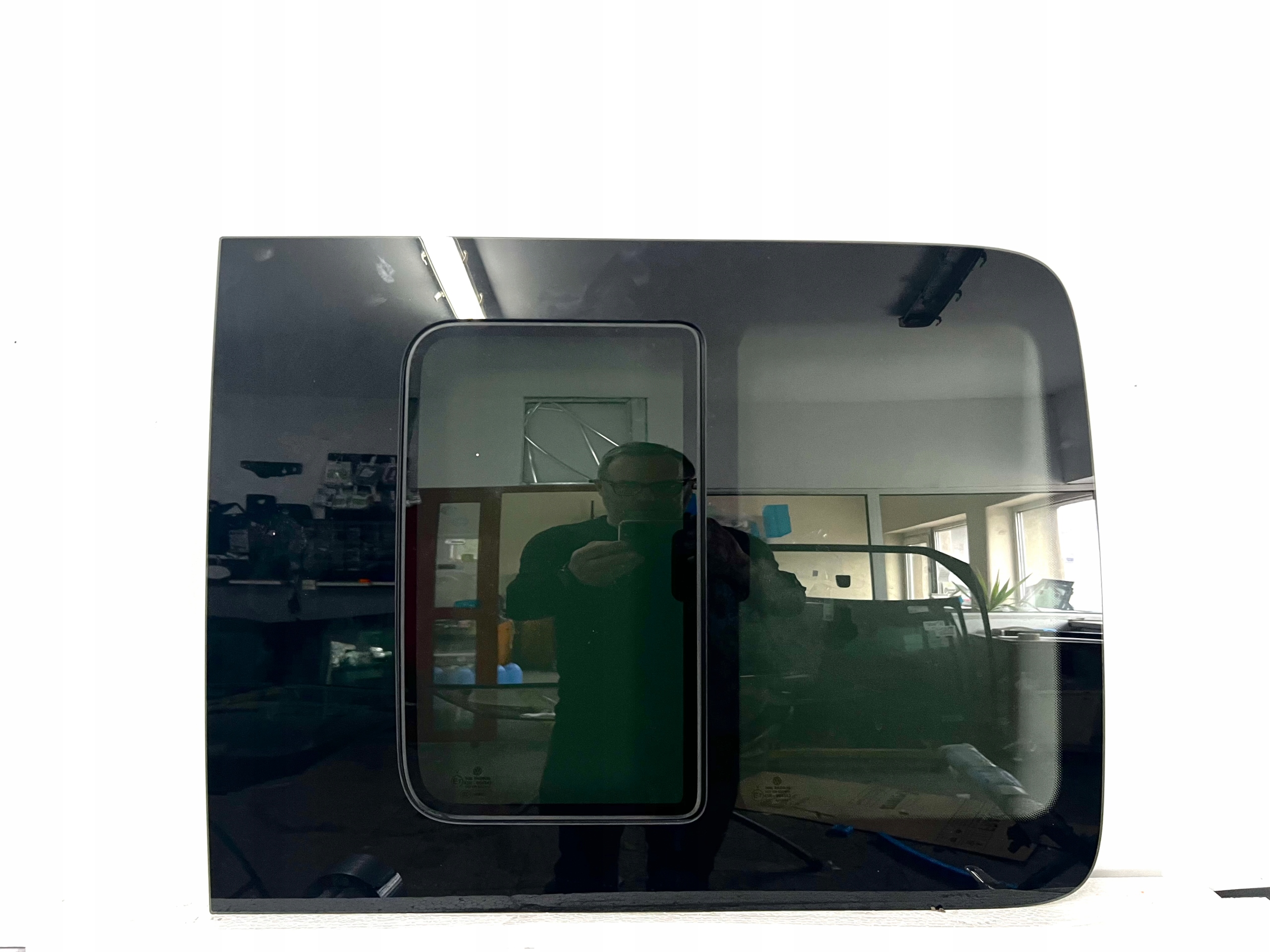 VW CADDY 2003- Szyba prawa karoseryjna środek