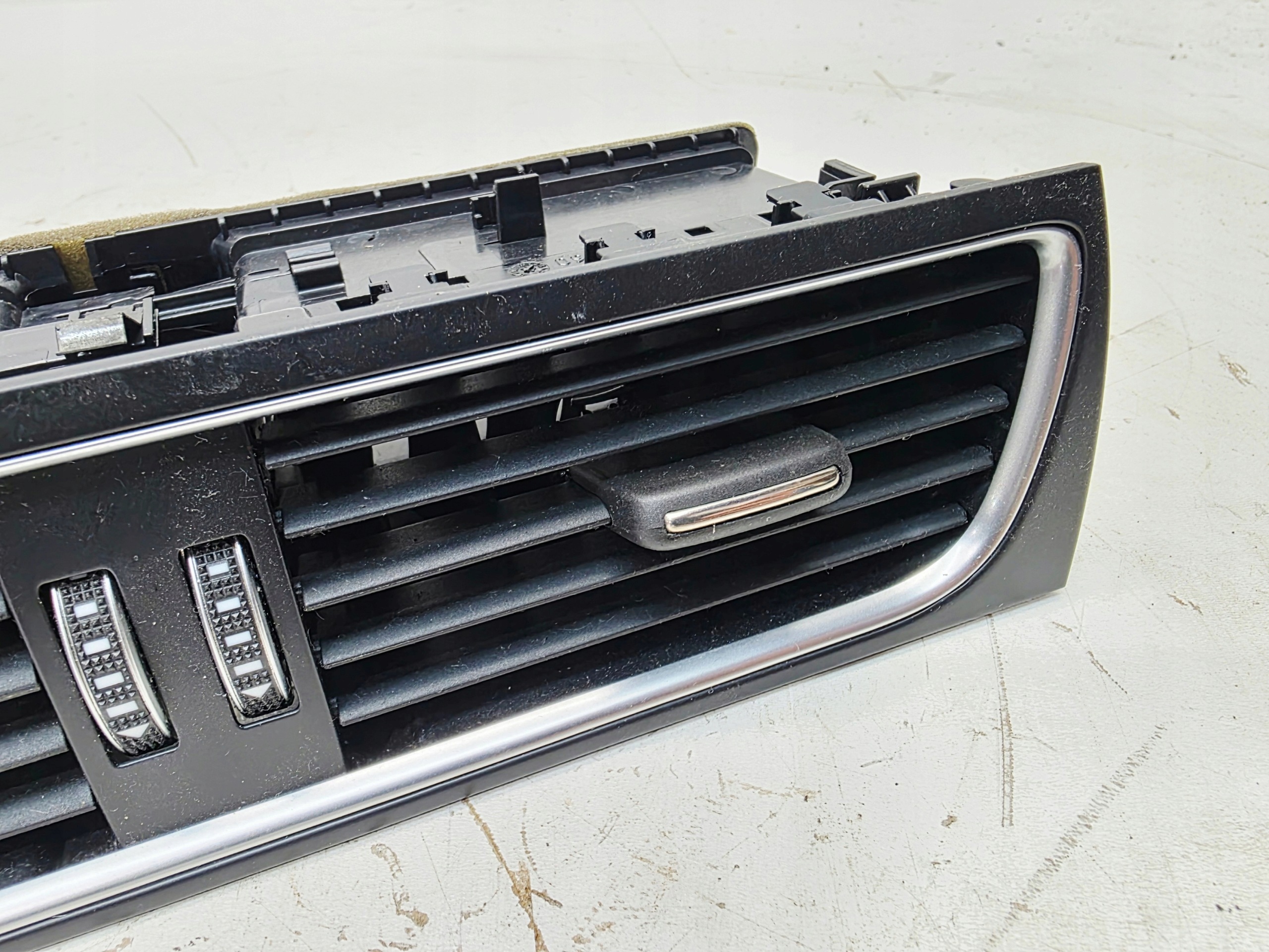 lüftungsgitter des lüfters mitte AUDI A4 B8 A5 8T LIFT 8T1820951D