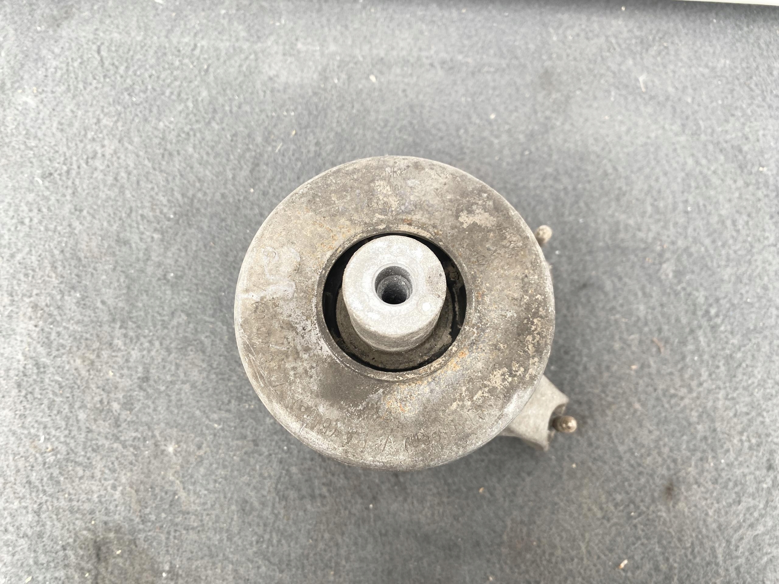 VW T5 TRANSPORTER 2.5TDI holder engine mount originál