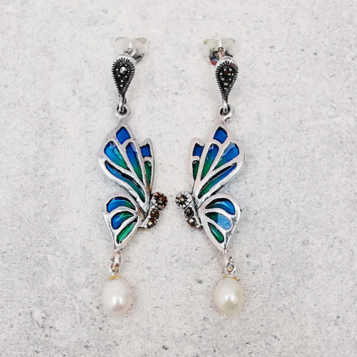 Jemné stříbrné náušnice s perličkou.