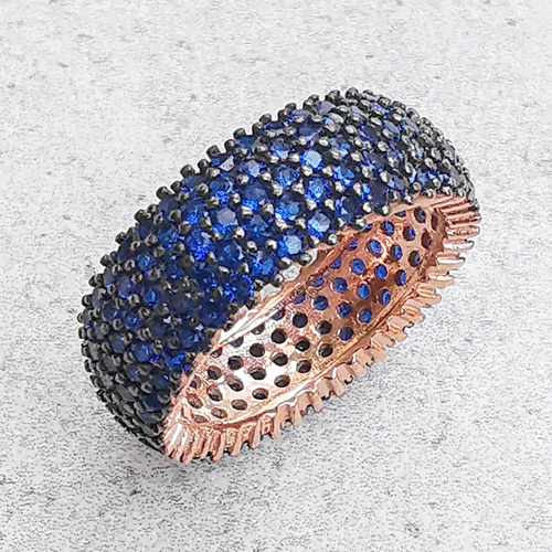 Pozlacený široký prsten s modrými zirkony