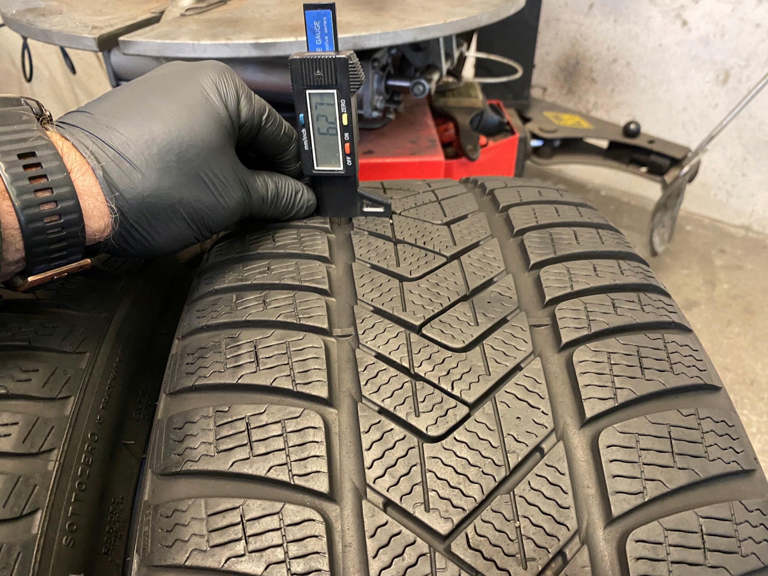 2 tyres winter 275/40R18 Pirelli Sottozero 3 6,5mm