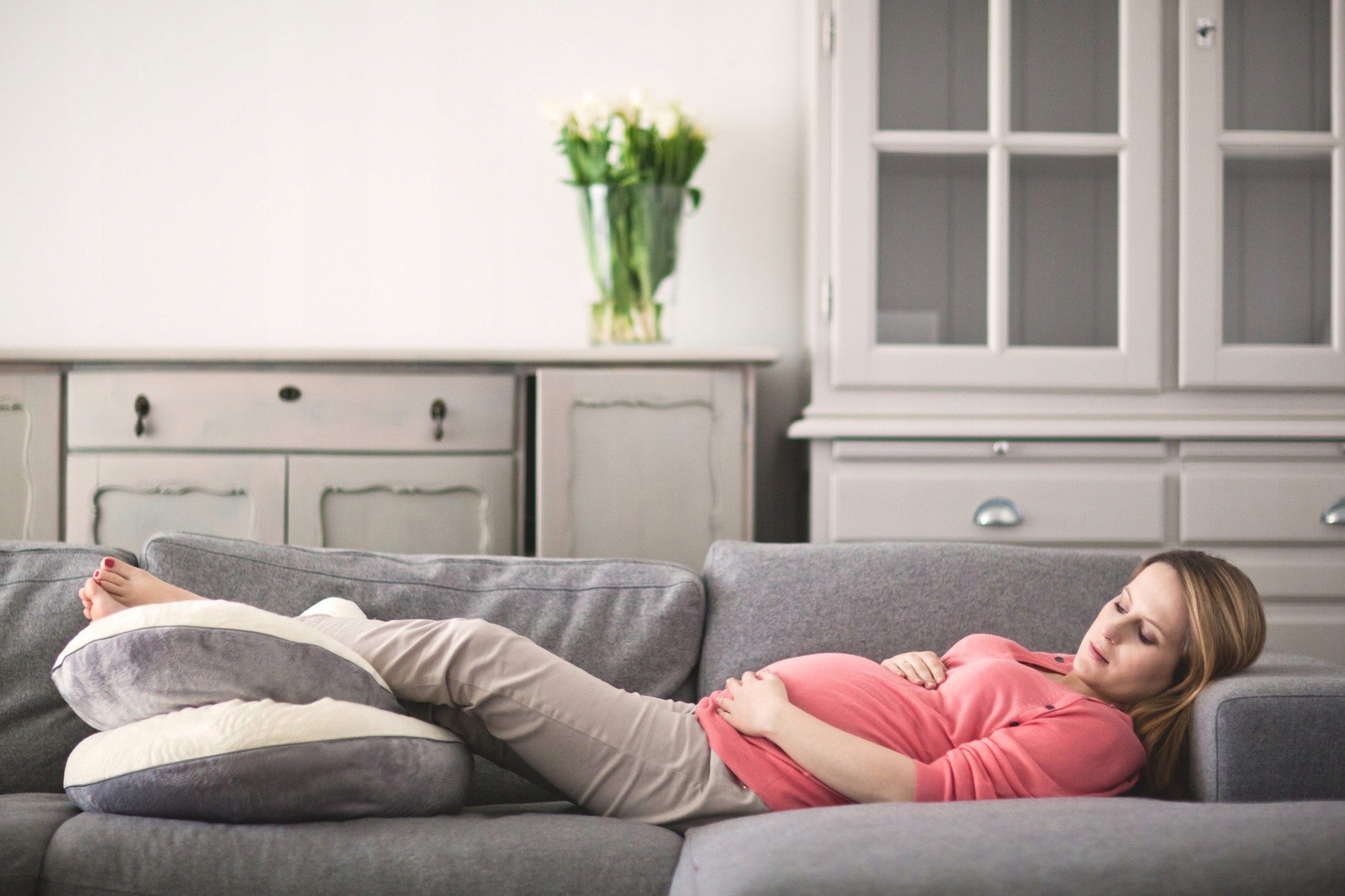 POOFI PODUSZKA CIĄŻOWA KOJEC DLA MAMY MINKY SZARO-KREMOWY Marka Poofi